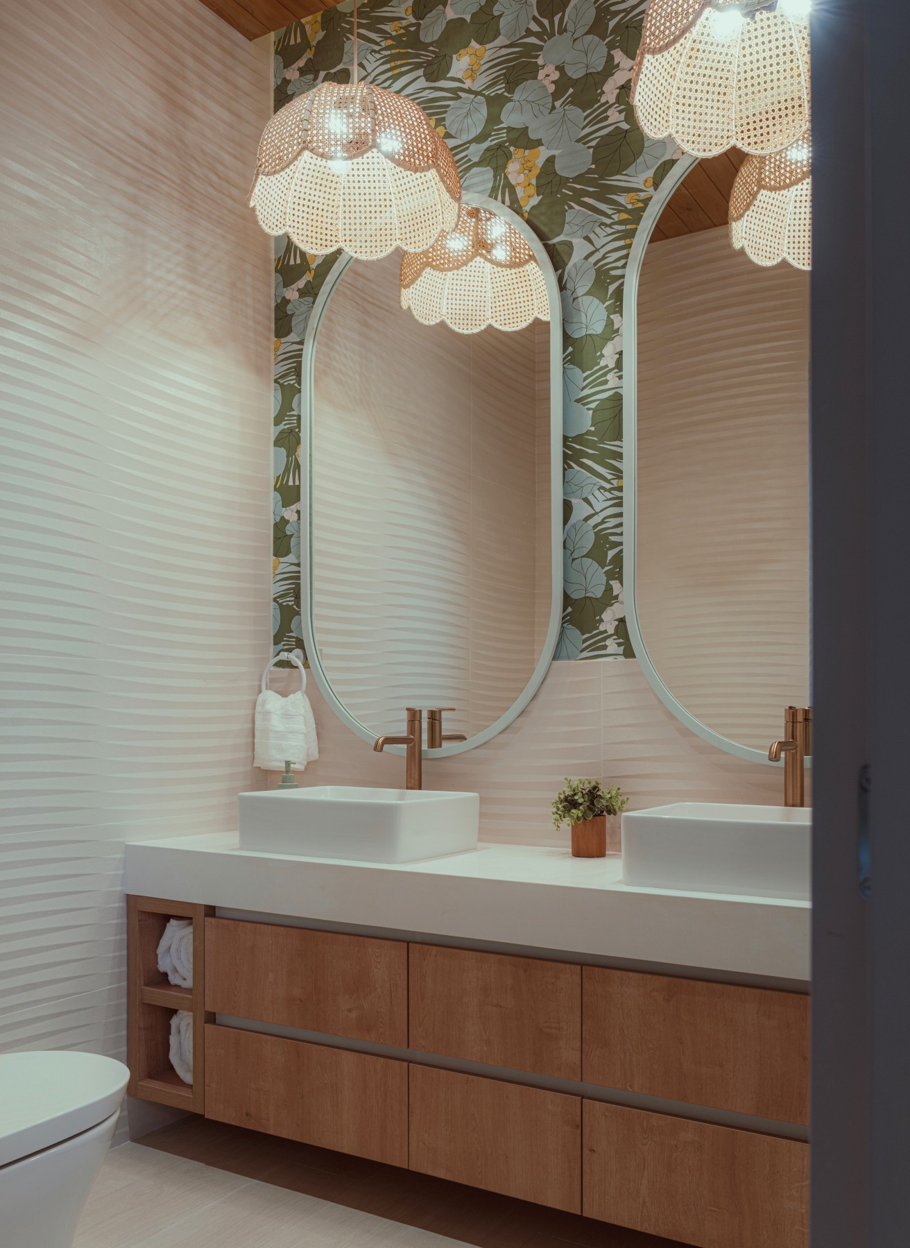 Coastal blues + sea grape wallpaper = the sweetest little bathroom moment. Linked all the details. 🌊🌿