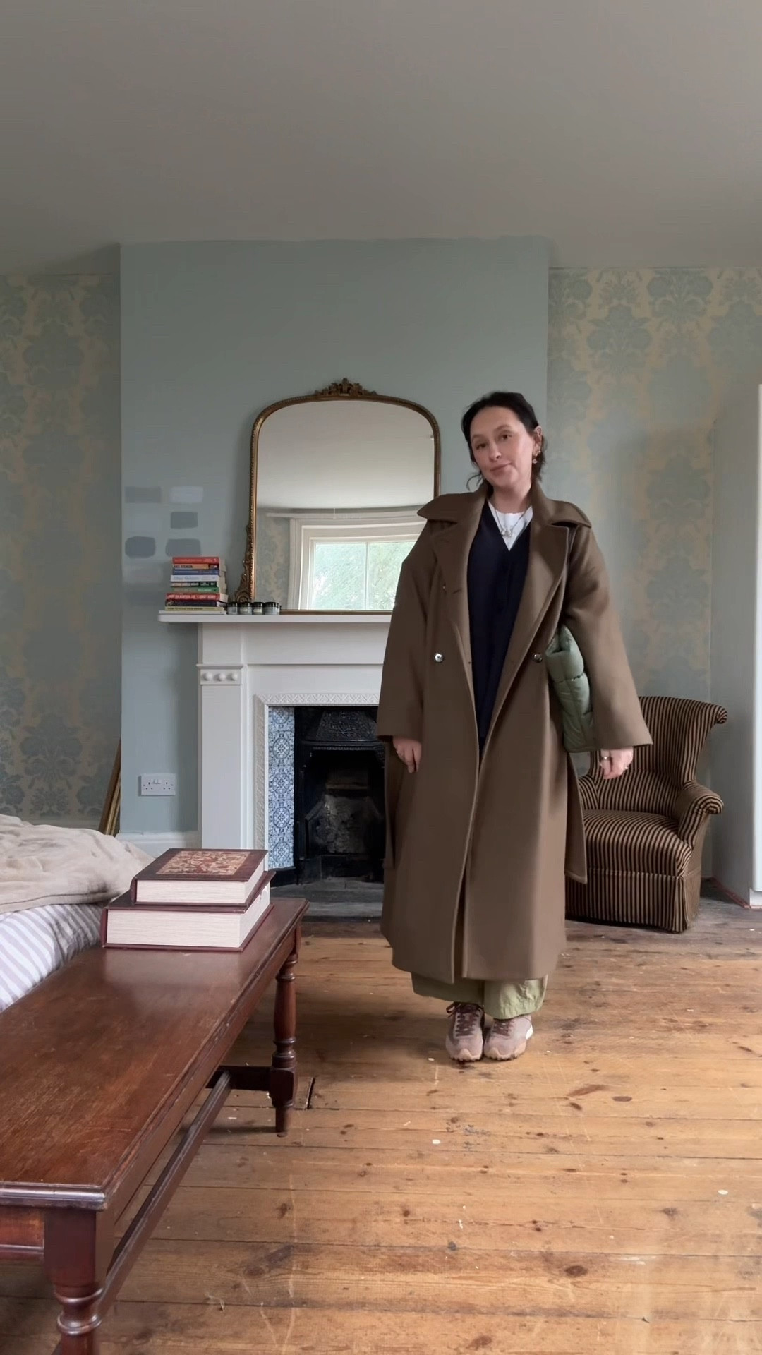 Cosy midsize winter outfit idea 

Wool coat
Navy cardigan
Barrel leg trousers 
White t-shirt
Brown trainers
Quilted bag

#LTKmidsize #LTKwinter #LTKuk