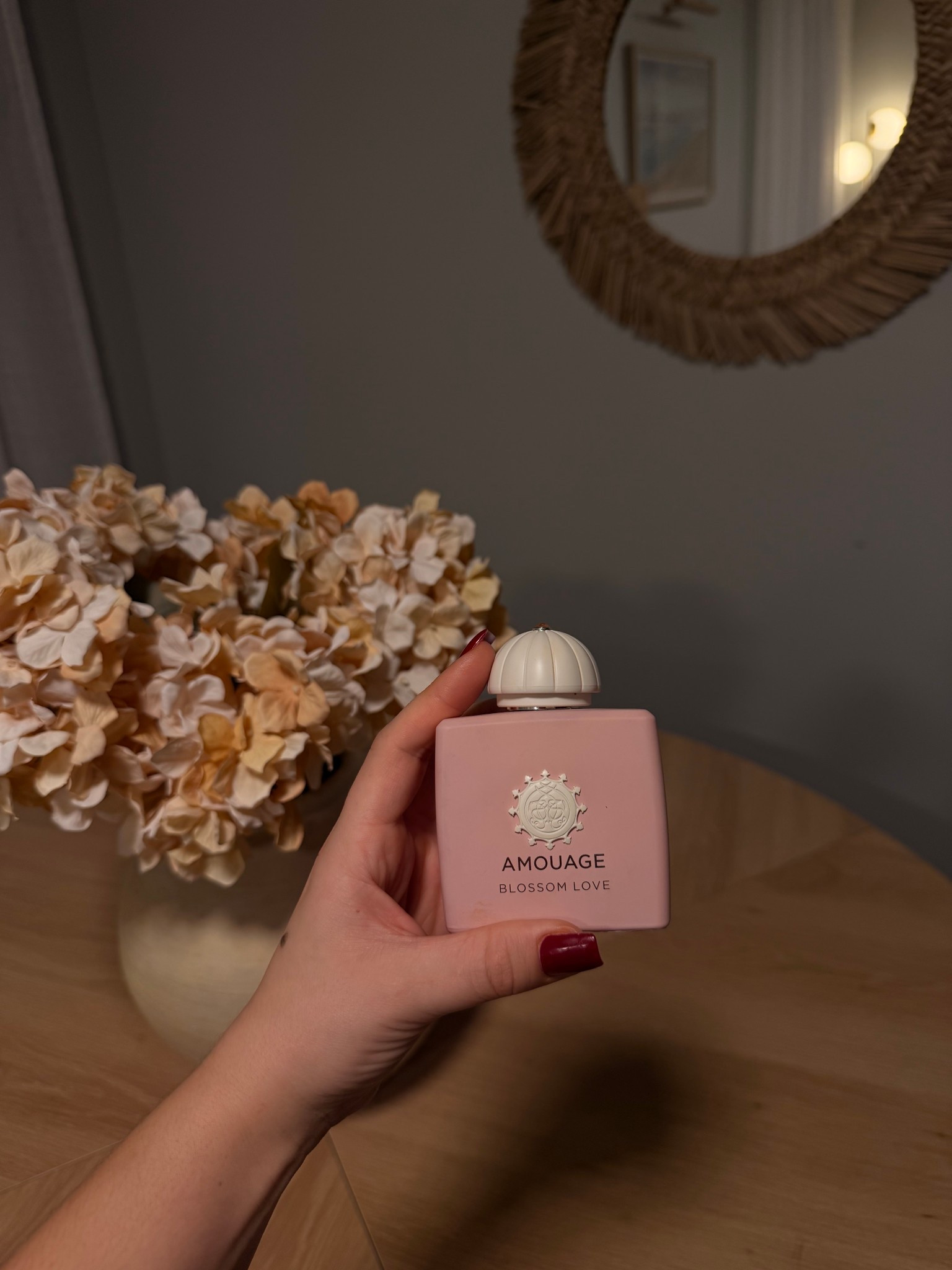 Soft florals, quiet luxury, and a love that lingers 💗
Blossom Love by Amouage — delicate, romantic, unforgettable ✨