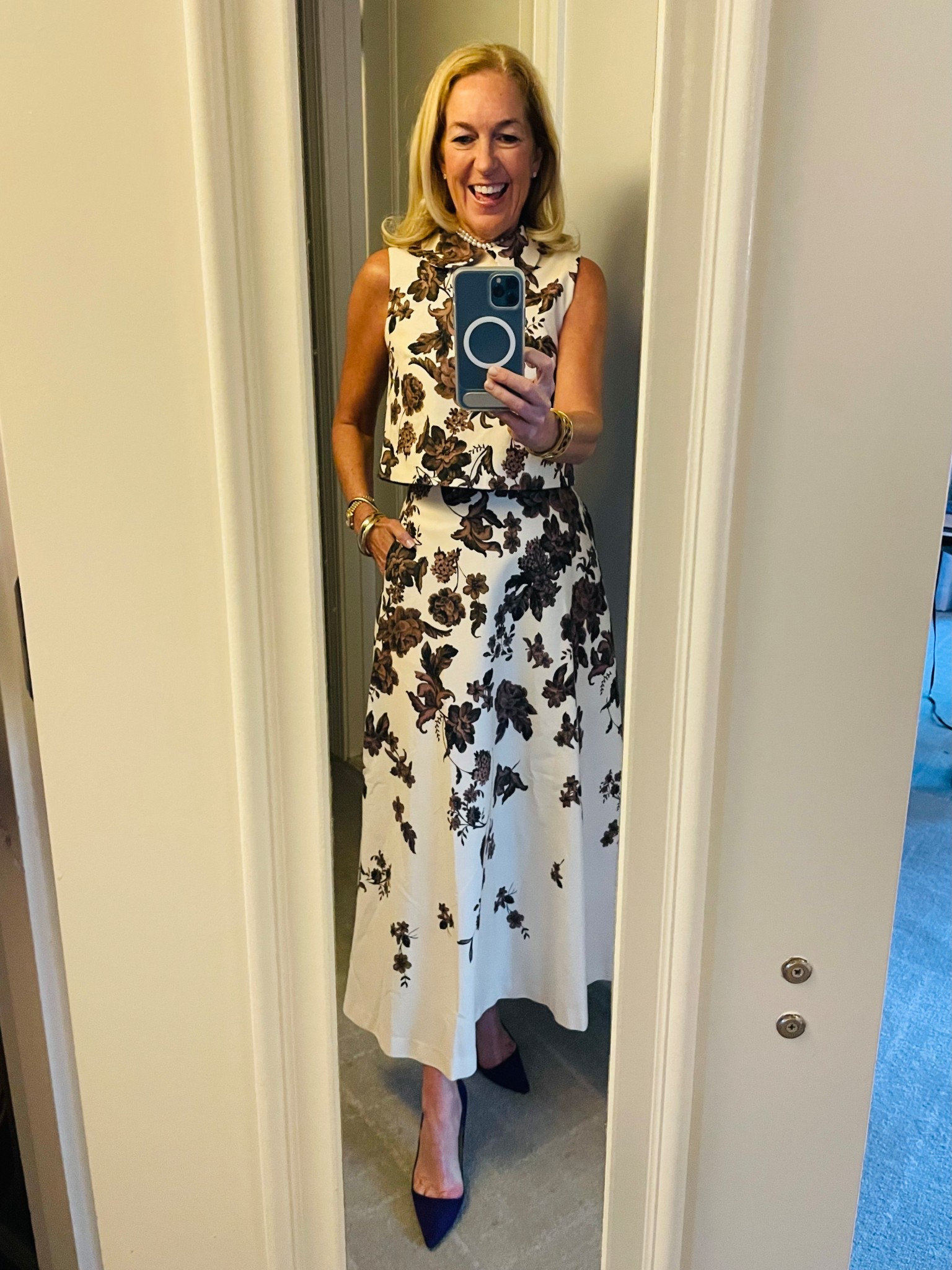 Favorite fall outfit loading . . . 
|
#arebelinprada #fallstyle #skirtset
#chocolatebrown #skirt #falltop 

#LTKWorkwear #LTKTravel #LTKPetite