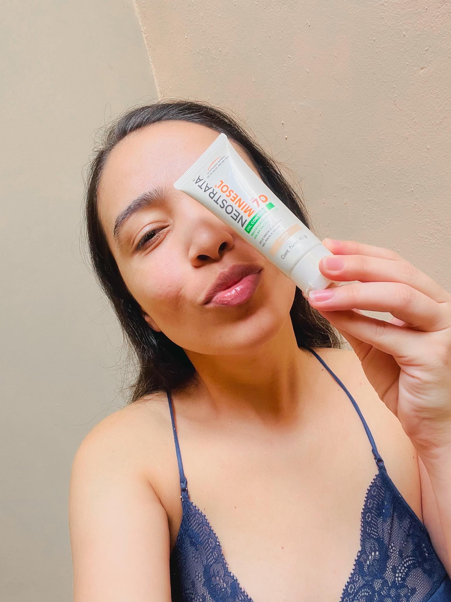 Usar protetor solar é muito importante para o cuidado com a pele, principalmente em dias mais quentes, como os que estão sendo ultimamente.
Eu sempre uso! 
Esse com cor da Neostrata está sendo o meu queridinho do momento, muitas vezes substitui até a base. Ele uniformiza a pele e, por ser oil control, deixa a pele sequinha. 

#LTKBrazil #TeoriaNaPraticaLTK 