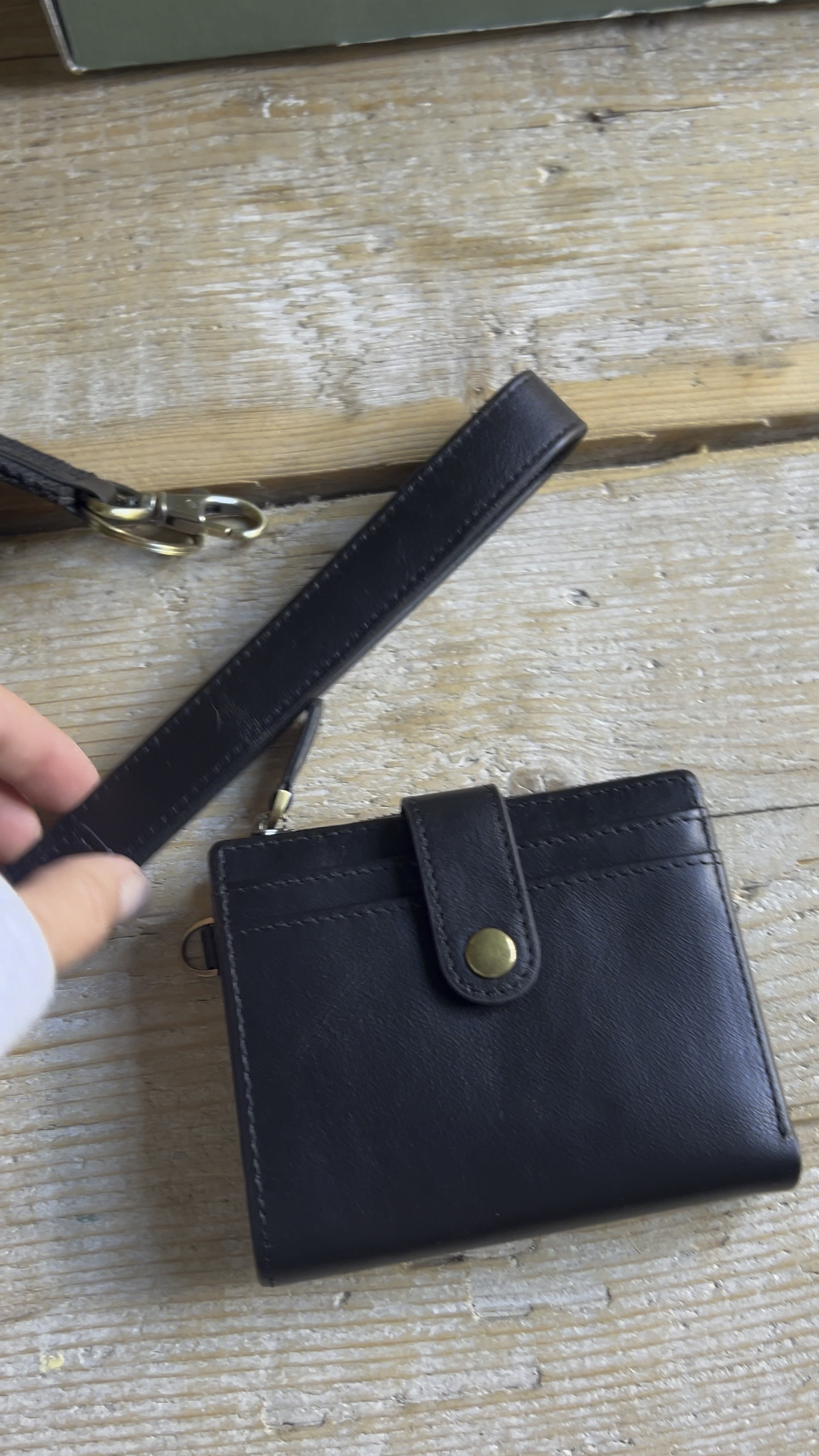 My friend Lauren Lane, just launched a collab with Andar and these wallets are so cute and practical. The black has already sold out 🤯 so act fast on the green and get free shipping using code “ABBYSHIP” for free shipping! 

#LTKVideo #LTKfindsunder100 #LTKstyletip