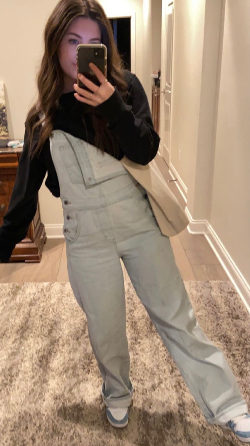 Cute, comfy, casual outfit
Crewneck is on sale! 

#LTKfit #LTKFind #LTKshoecrush