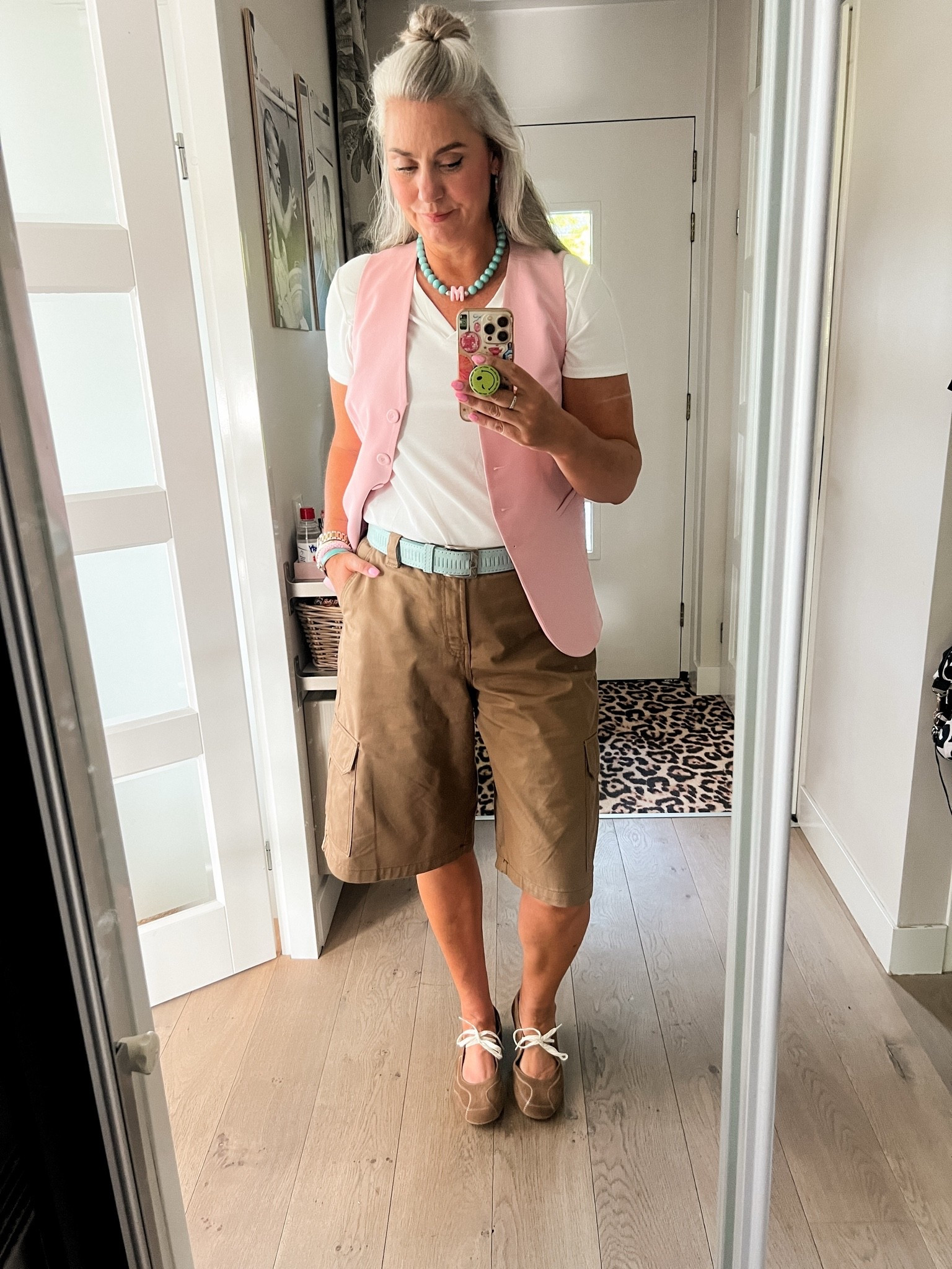OOTD - Maandag. 

Wit t-shirt met V-hals (tts), een roze gilet (MS Mode, 44), cargo bermuda (42, valt ruim) en suède sneakerina’s.

#LTKnederlands #LTKeurope #LTKsummer