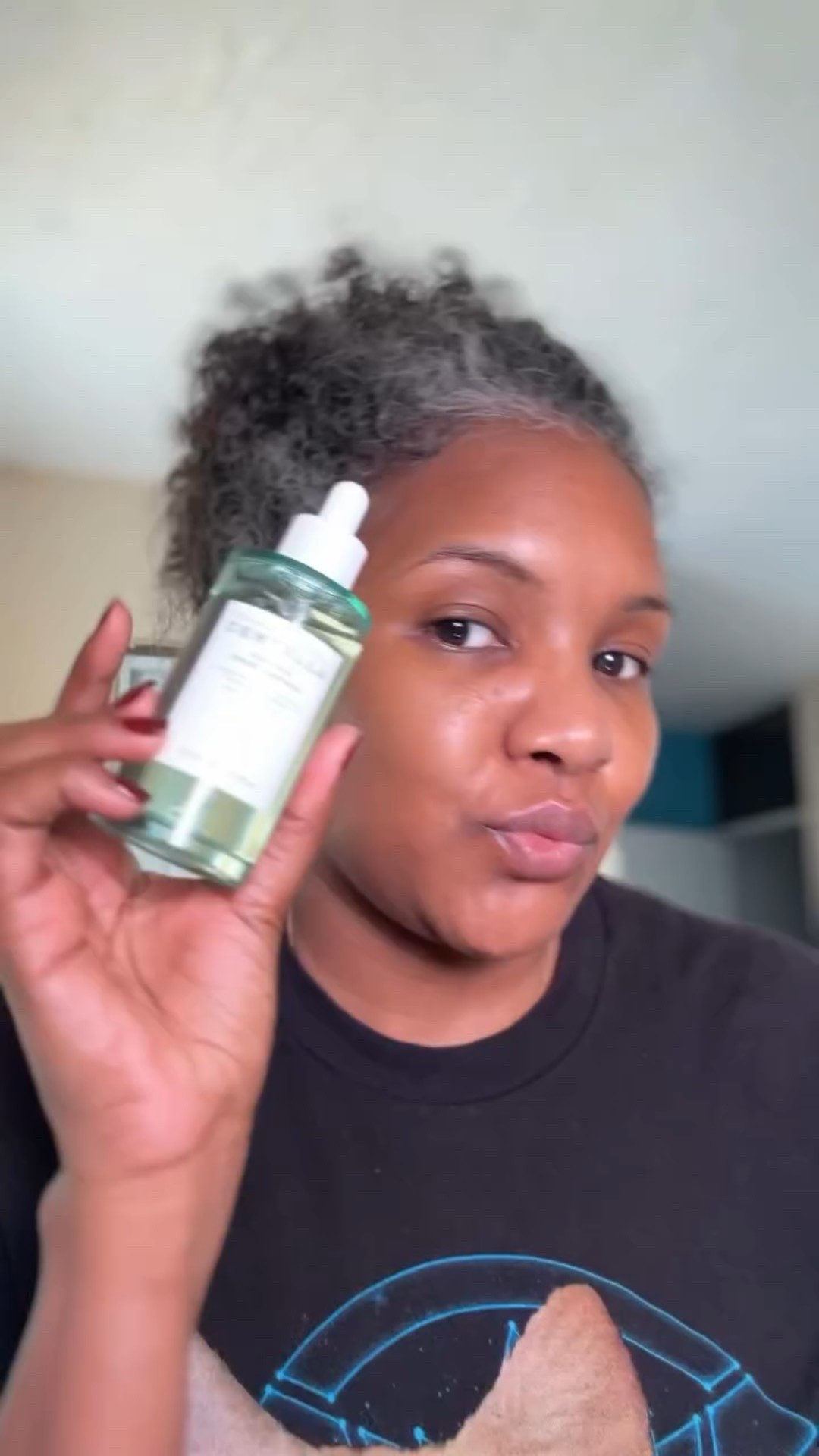 ✨ Mi piel necesitaba calma y el Tea-Trica Relief Ampoule de @skin1004official llegó al rescate 🍃💧. Ligero, refrescante y con té de árbol para mantener mi piel balanceada y libre de incomodidades. Perfecto para esos días en que la piel pide un respiro 🌿🤍 #loidamua #skin1004 #teatricarelief #skincareroutine