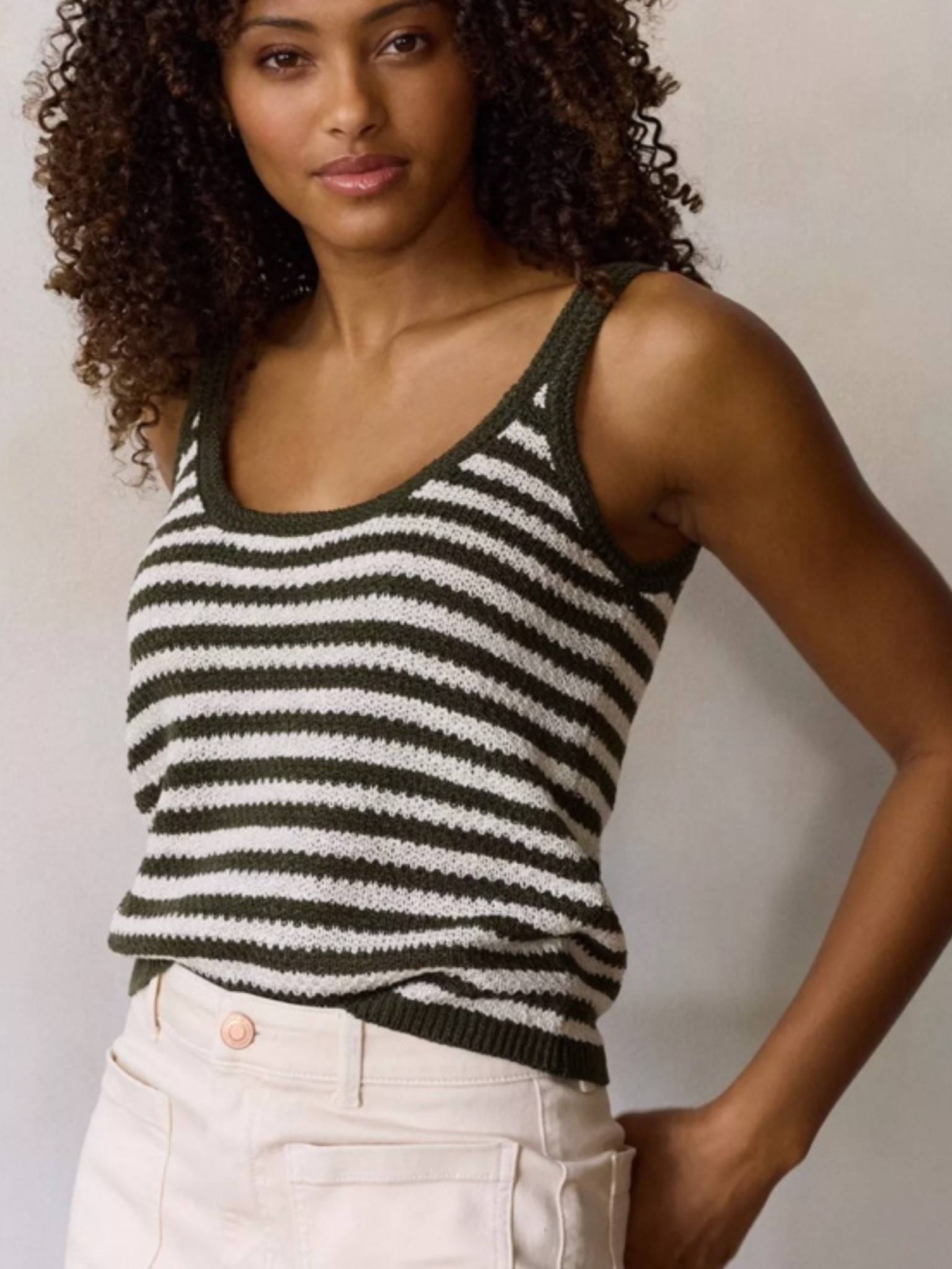 This is such a cute top, simple and chic, comes in three colors and 22 dollars right now with code “40Shop”!