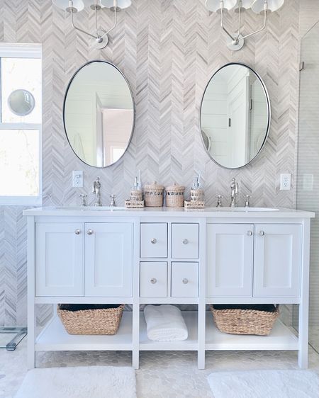 Neutral bathroom
Classic modern coastal bathroom 