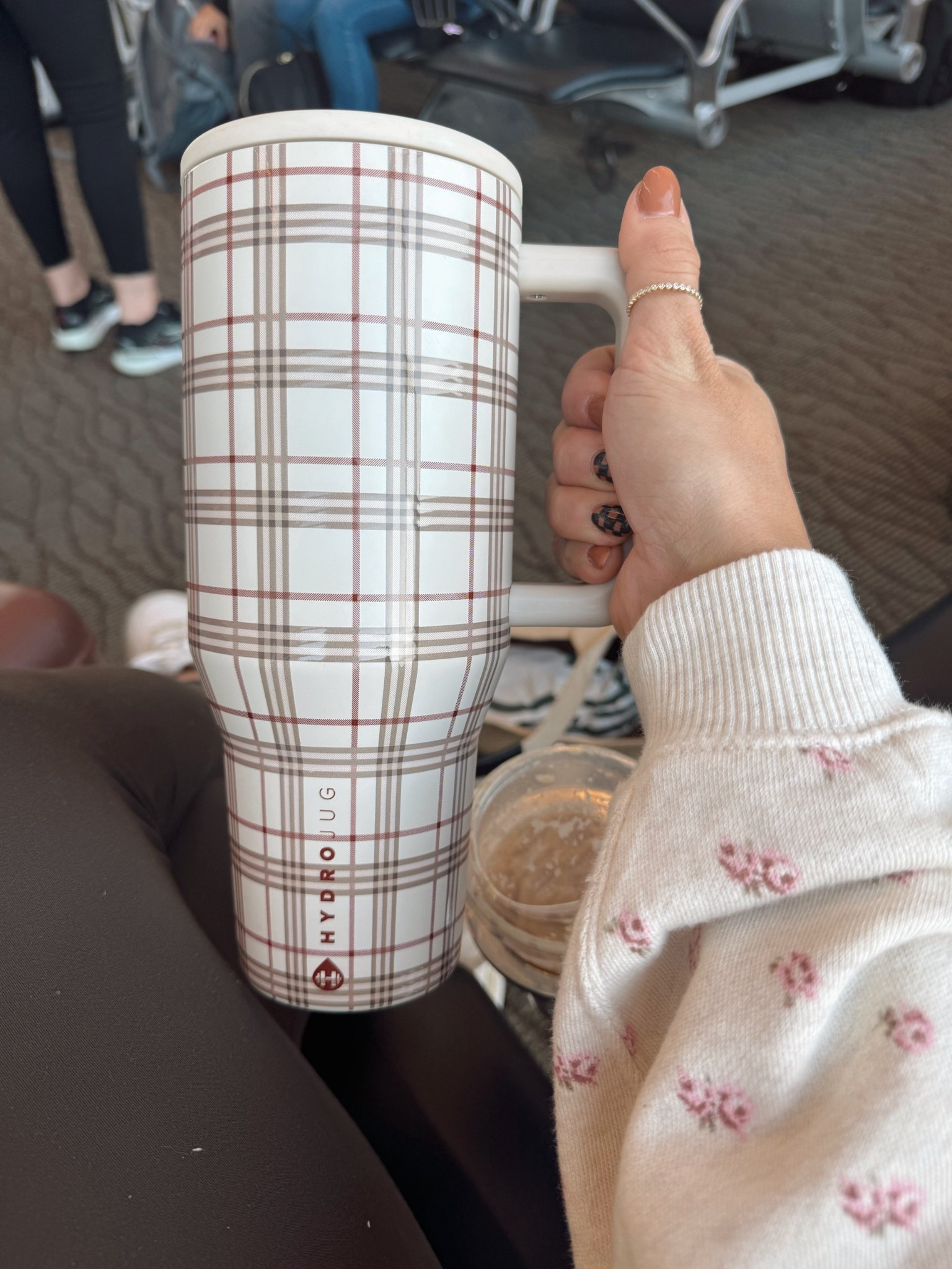 I can’t get enough plaid / checkers / fall color combos & this Hydrojug Traveler is one of my faves right now! 🤎 this is the 40 ounce! 



#LTKFindsUnder50 #LTKTravel #LTKSeasonal