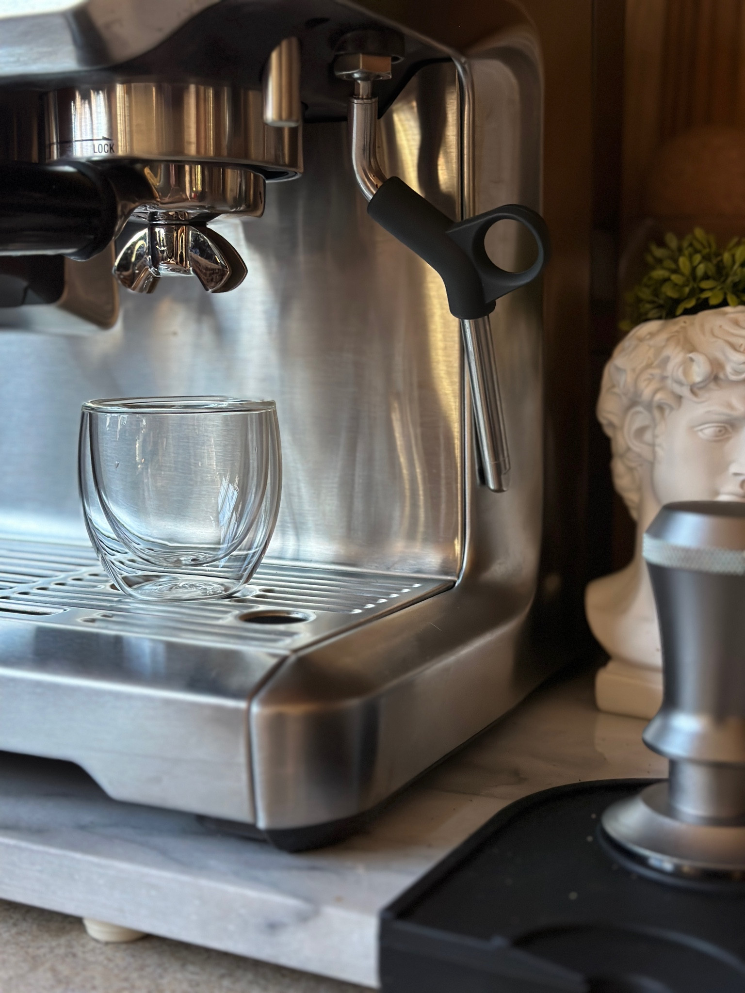Kitchen counter coffee station with Breville espresso machine and double walled espresso glasses

Coffee aesthetic // coffee bar // espresso machine countertop // Amazon glassware // kitchen gadgets // kitchen decor 

#LTKhome