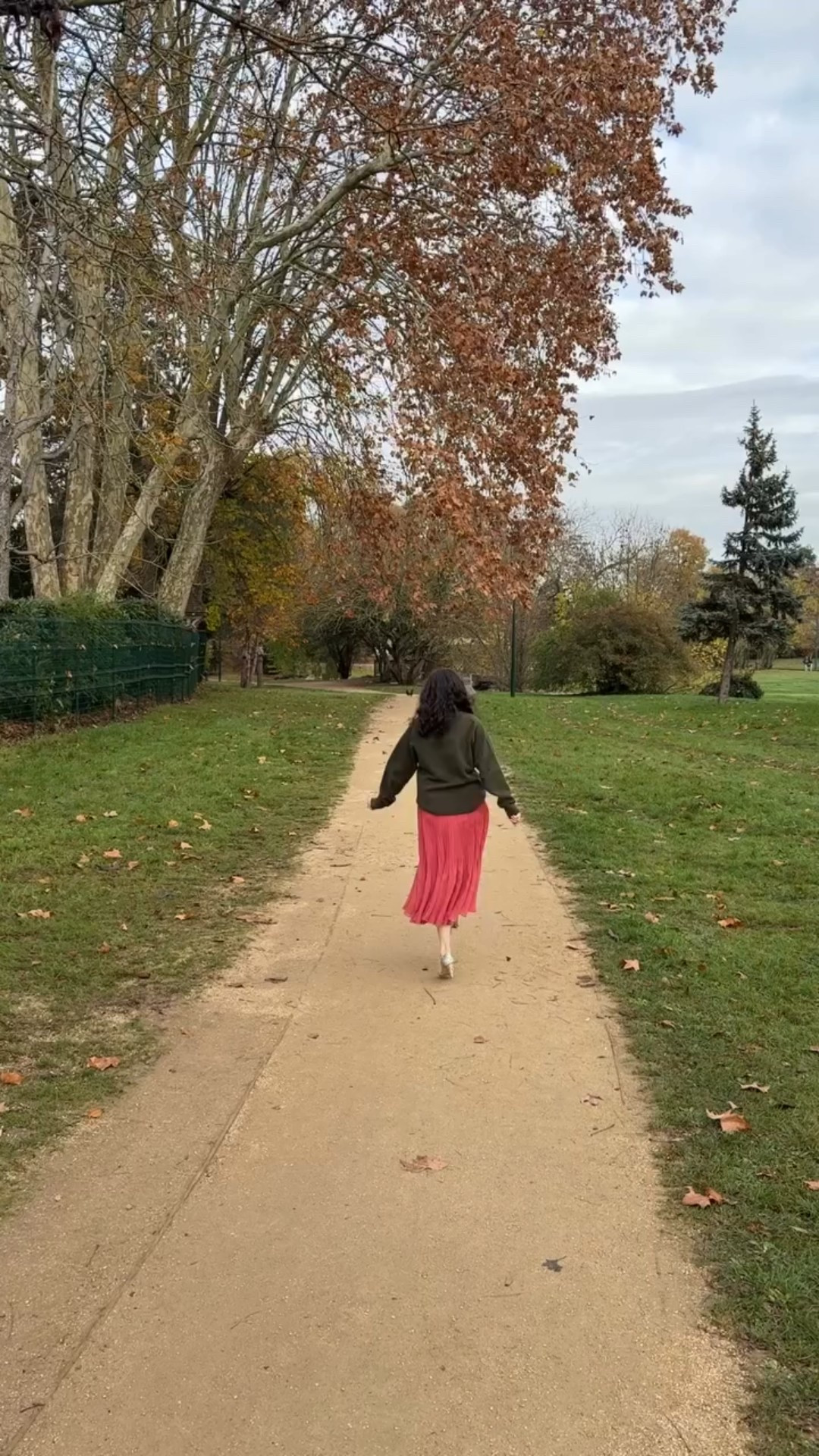 Qui a dit que le rose et le vert ne pouvaient pas faire bon ménage ?
À l’occasion de la sortie du film Wicked, j’ai revisité cette association iconique et je t’ai préparé un look inspiré de l’univers du film : féminin, audacieux et coloré.
⠀⠀⠀⠀⠀⠀⠀⠀⠀
Alors, team Glinda vibes ou Elphaba energy ?
Dis-moi ce que tu penses de ce combo vert + rose 💗💚

#LTKpetite #LTKworkwear #LTKfrance