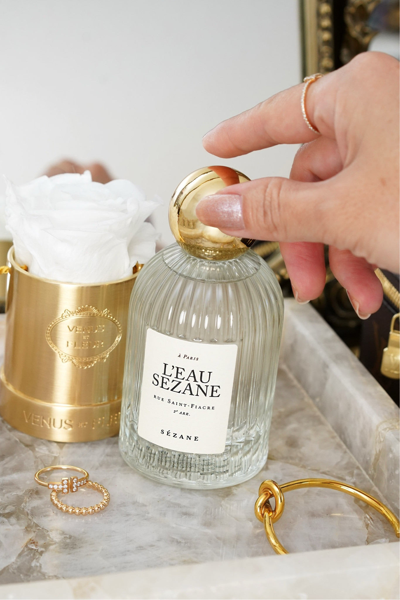 L’Eau Sezane perfume - fresh and light 

Top notes: Essence of Italian Mandarin, Essence of Italian Lemon, Essence of Petit grain Bigarade

Middle notes: Neroli, Water Jasmine, Peony

Base notes: White Musk

#LTKBeauty
