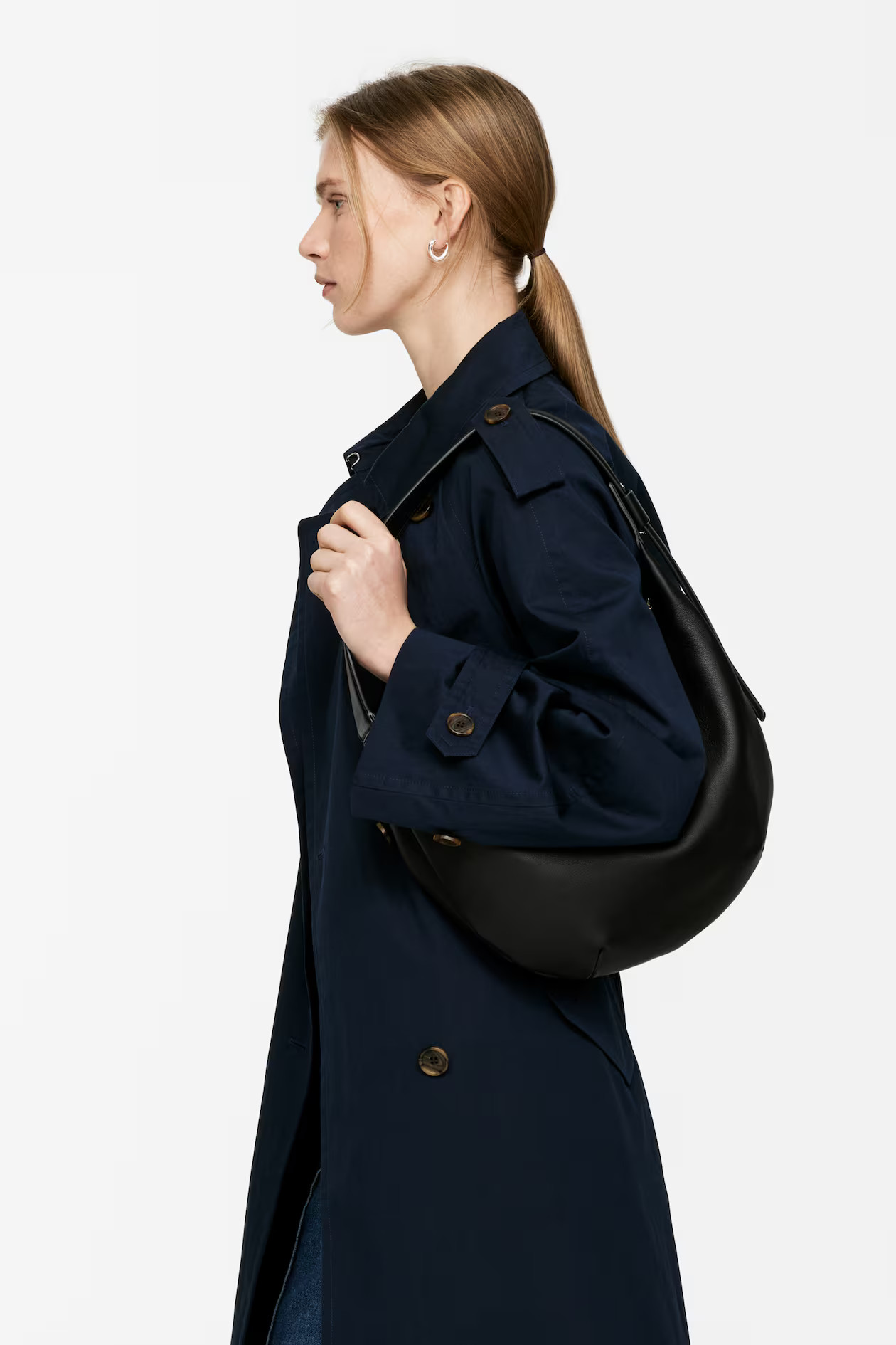 Mittelgroße, geschwungene Schultertasche | H&M (DE, AT, CH, NL, FI)