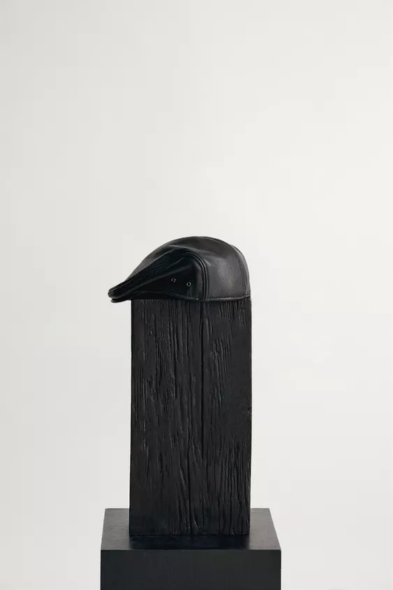 Beret with a peak, crafted from washed-effect faux leather. Elasticated for a comfortable fit. | Zara DE