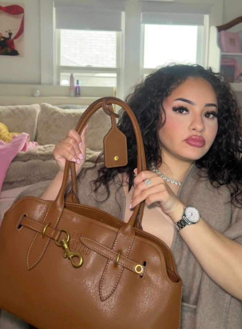 Whats in my bag? 

#LTKdayinmylife #LTKBeauty #LTKgrwm
