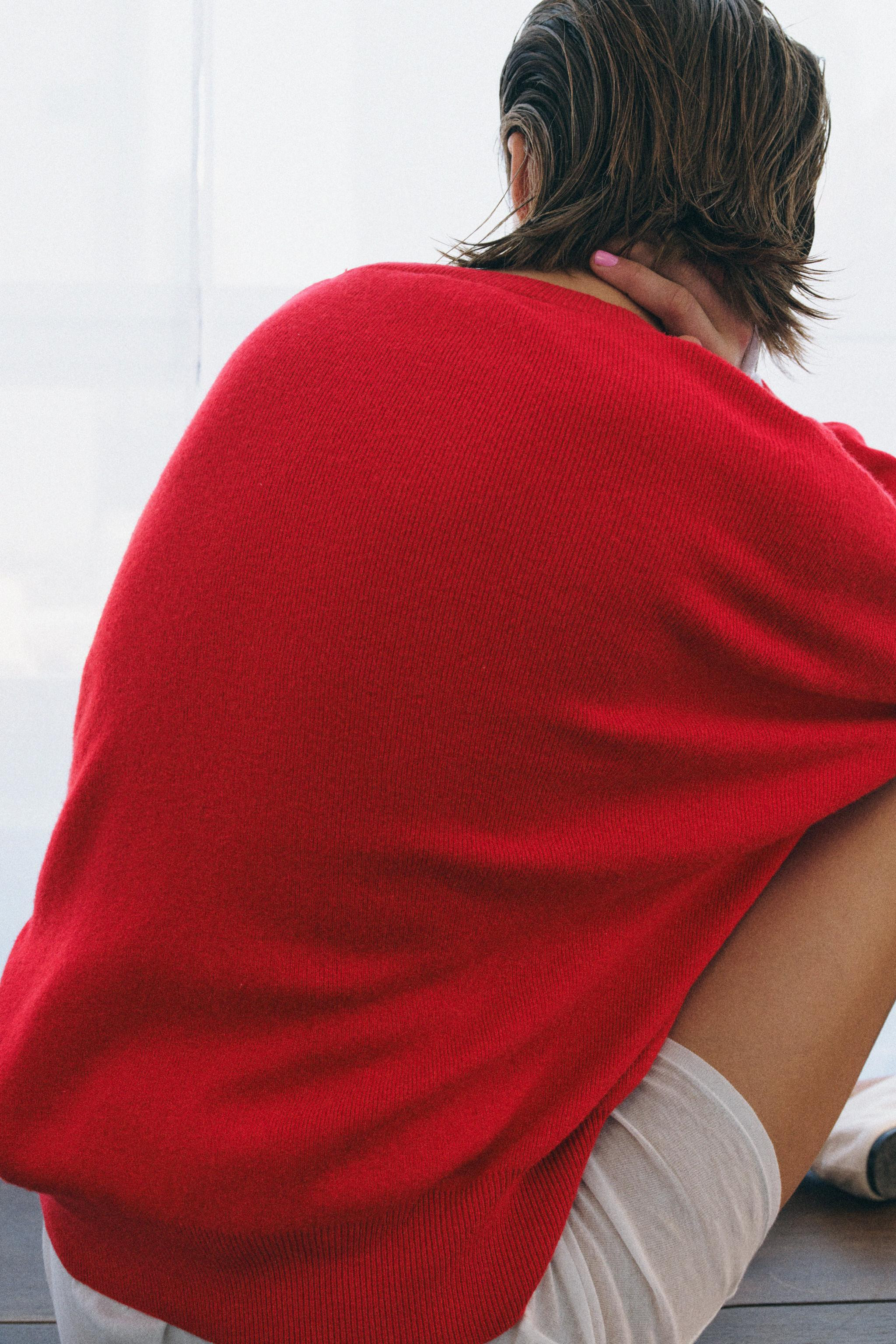 Plain knit jumper with a deep neckline and long sleeves. Ribbed trim. | Zara US