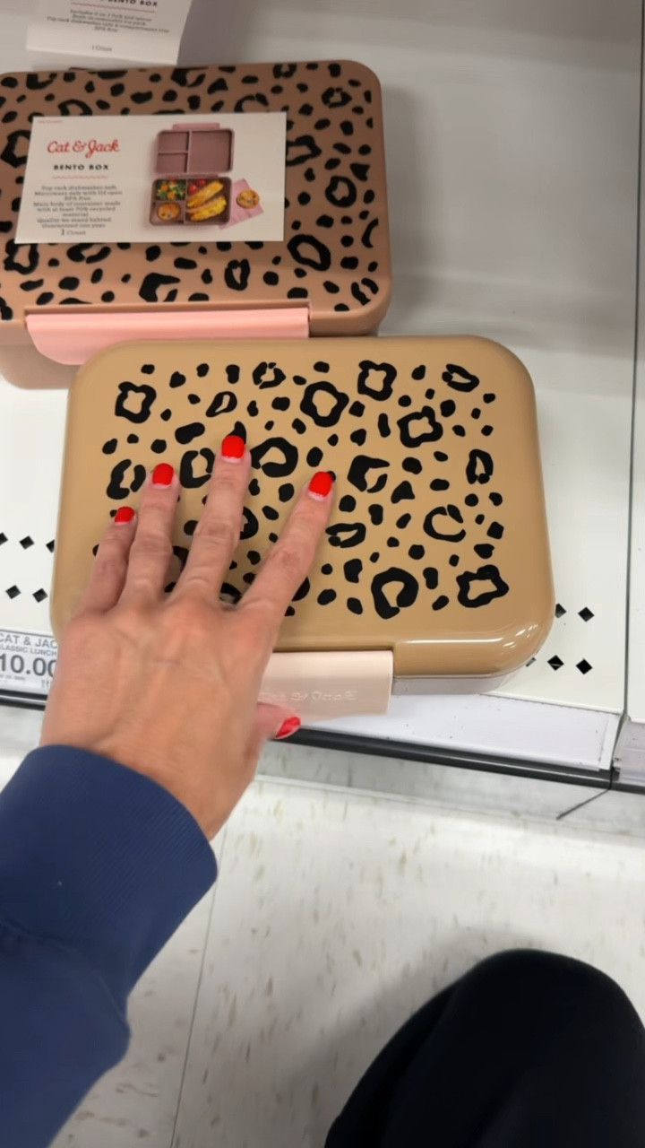 These bento boxes come in a bunch of cute designs & have a built in ice pack and utensil - for only $5!! 

Kids Lunchbox, kids bento box, target, kids school supplies #ltkbacktoschook