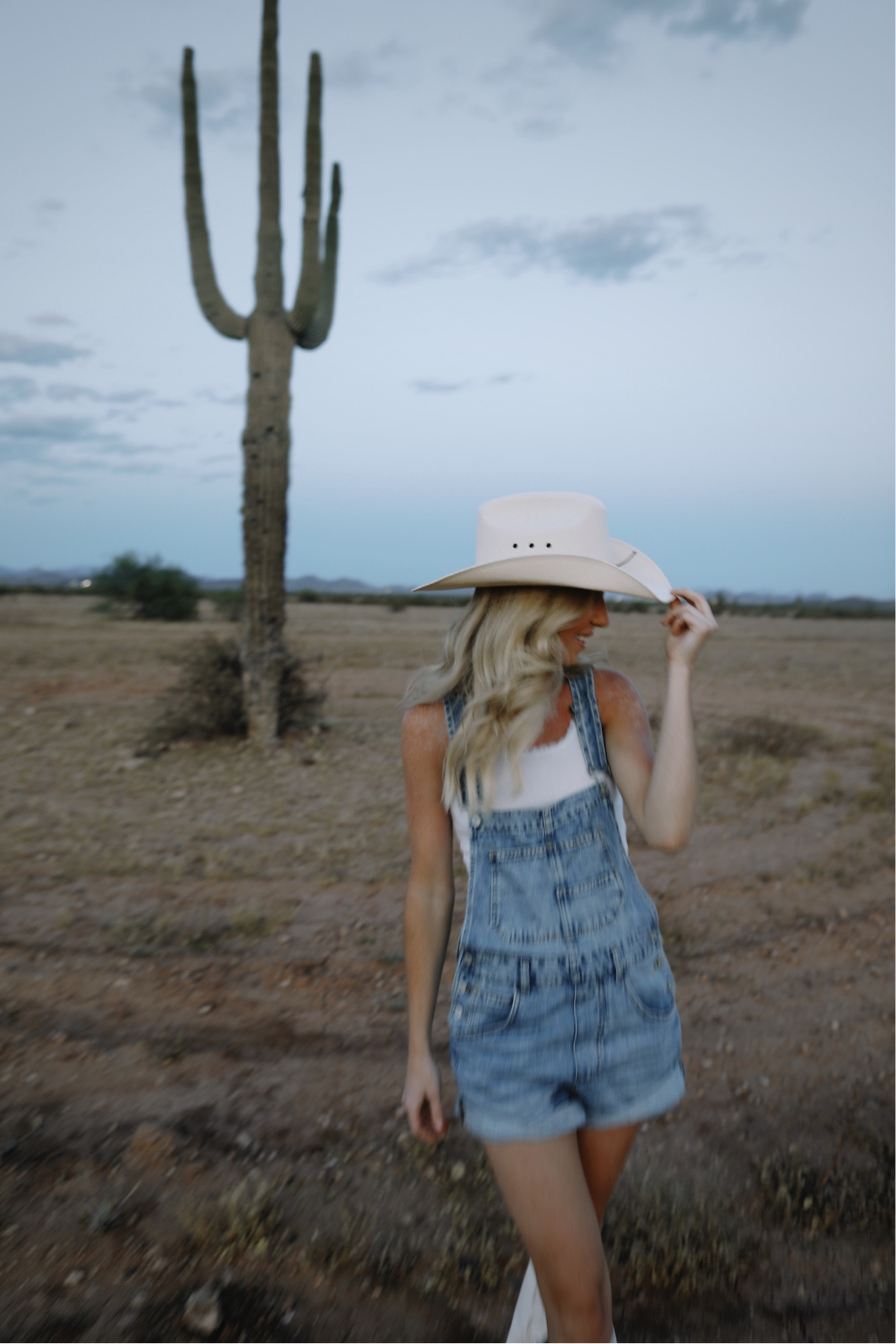 Free people overalls size XS. 
Boots size 8! 

Country concert, Nashville Outfit, Arizona Outfit, western outfit, white cowgirl boots, Scottsdale outfit, free people, free people overalls, denim overalls, denim look, cowgirl hat, desert outfit 

#LTKunder100 #LTKunder50 #LTKstyletip