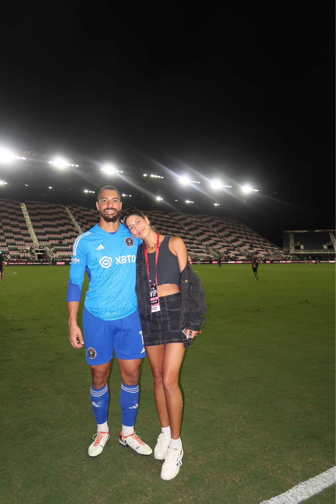 last home game 🖤

black denim jean skirt: madewell
black oversized denim jacket: grey bandit (KYRA15)
white/black Reebok sneakers 
black crop top: tank top