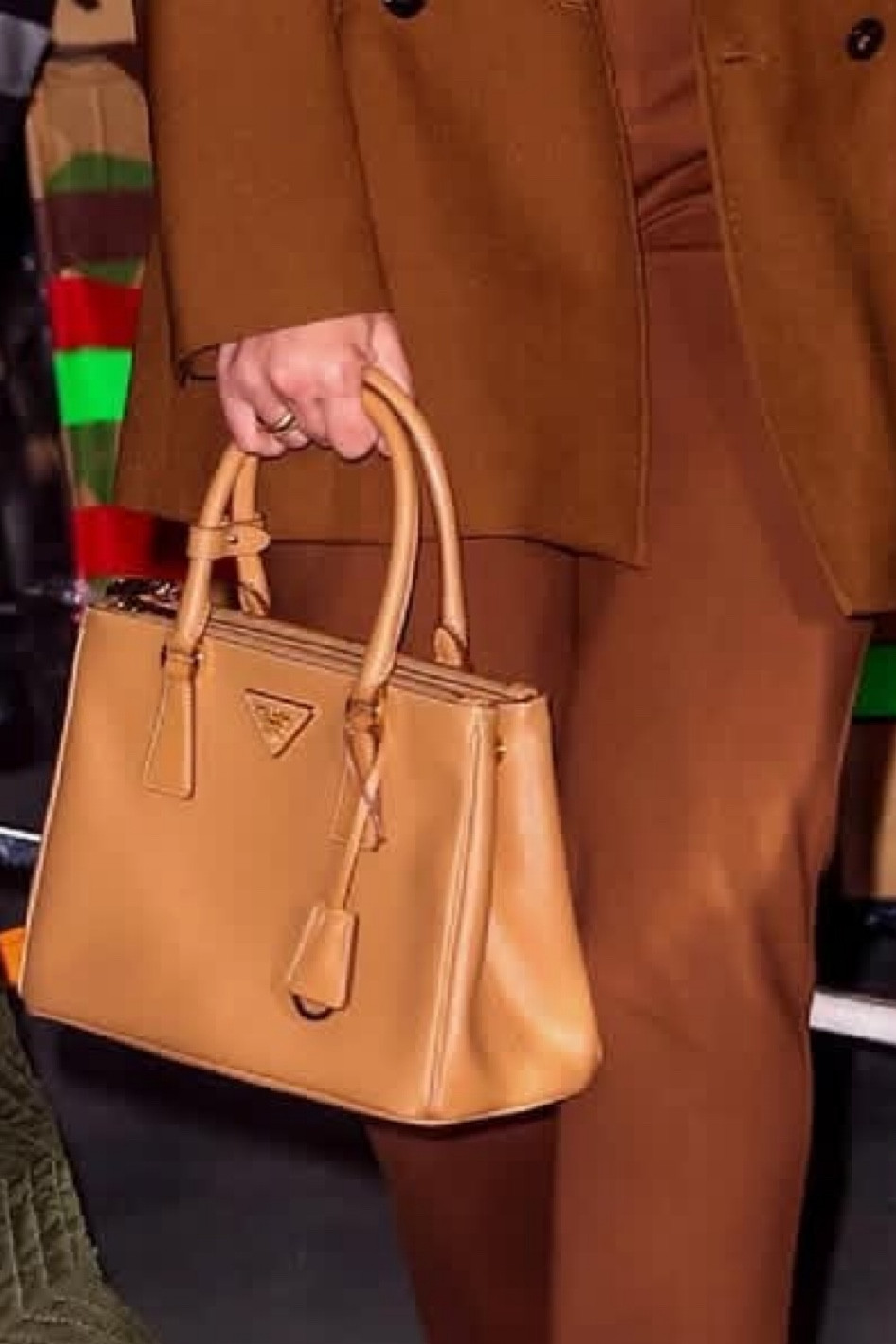 Scarlett johansson prada tote! @starstyleforless

#LTKfindsunder50 #LTKsalealert #LTKitbag