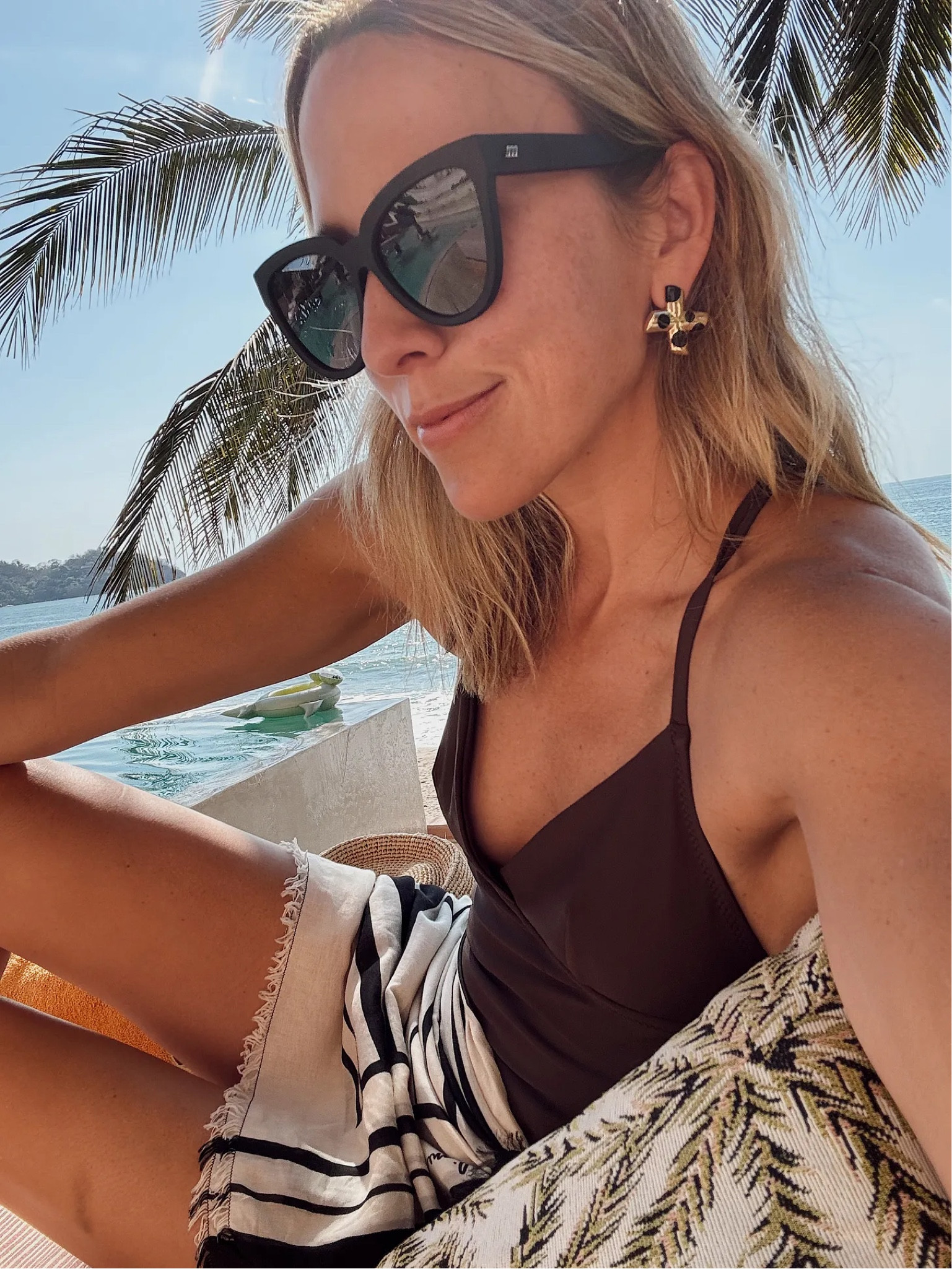 Love the cross back of this one piece 🤎