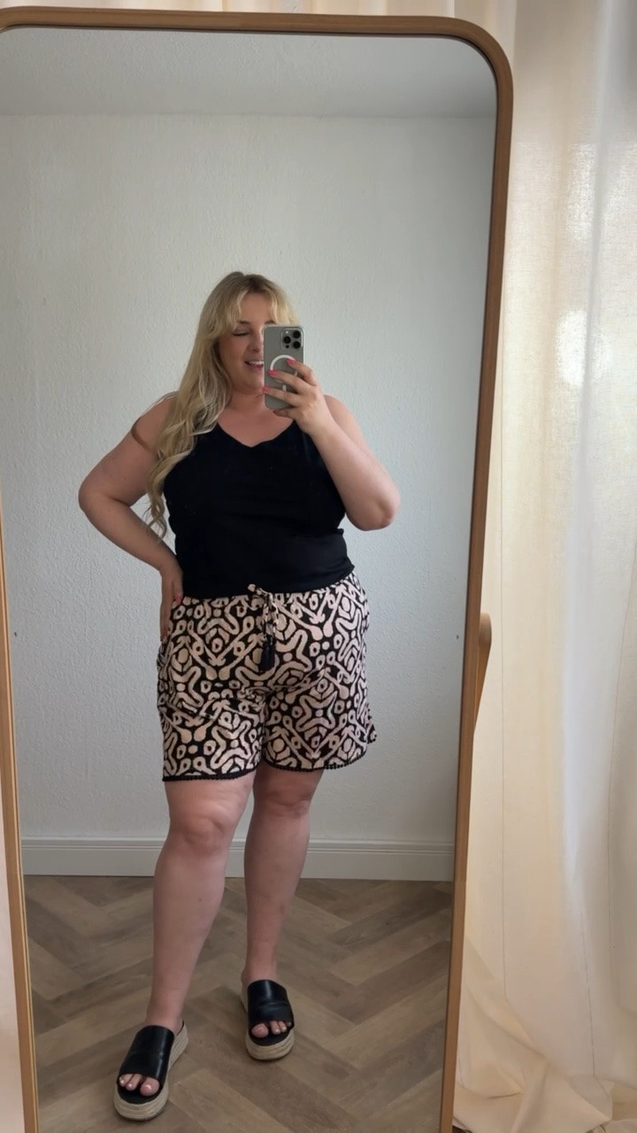 Mit Shorts in den Sommer 💗🌸

#plussizefashion #muster #shorts #curvy #summeroutfit

#LTKdeutschland #LTKplussize #LTKsummer