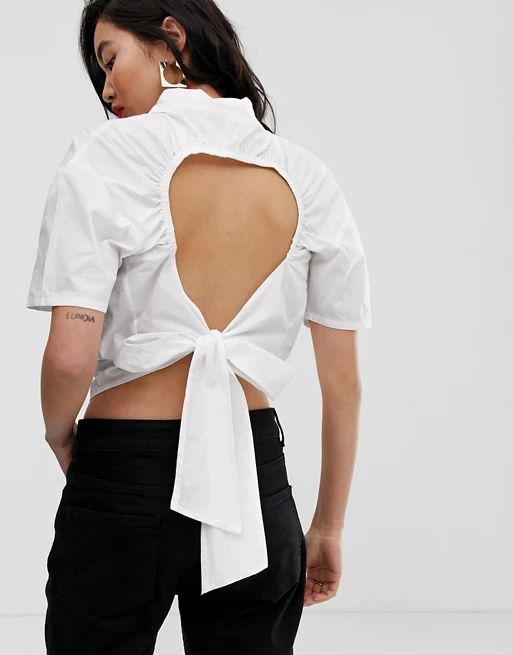 Na-kd – Kurzärmlige Bluse mit Rückenausschnitt in Weiß | ASOS DE