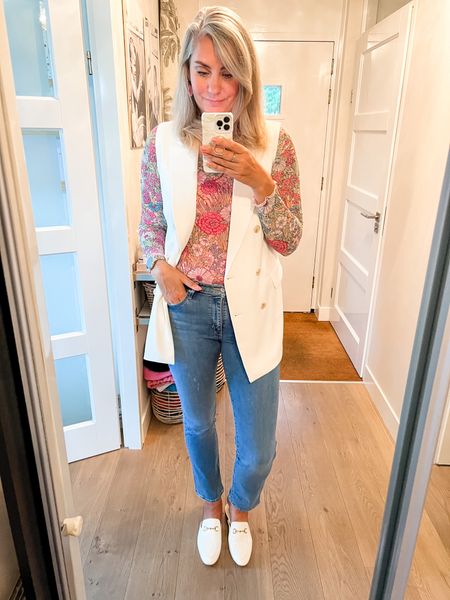 Outfits of the week

A white sleeveless blazer over a floral mesh top, my favorite blue straight jeans and white loafers. 

Blazer M
Mesh top L
Jeans 29/34”
Loafers, I sized one up. 



#LTKeurope #LTKworkwear #LTKcurves