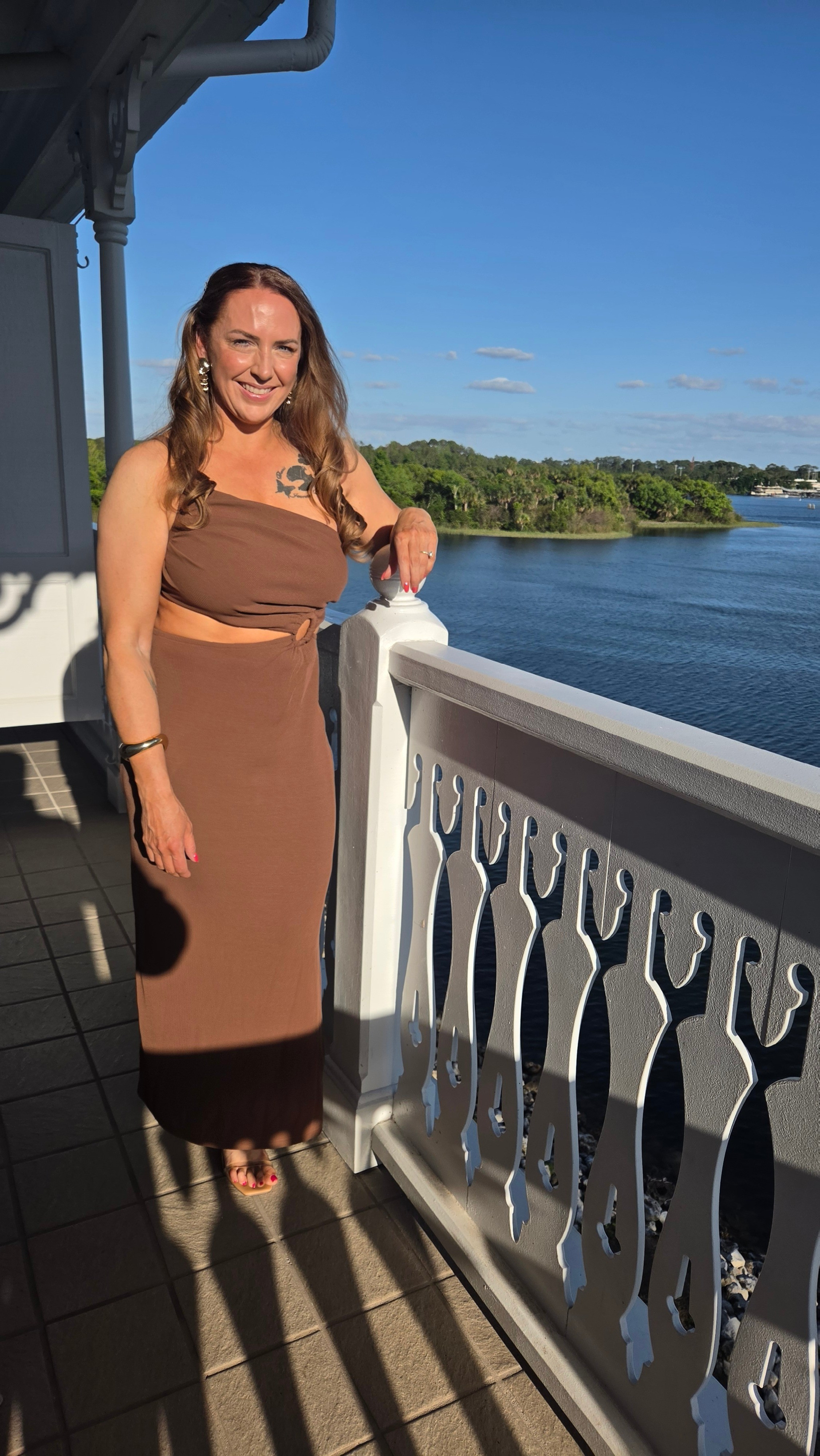 This cutout midi dress is the perfect blend of chic and comfortable for your next vacation or date night. The neutral chocolate tone and flattering fit make it a seasonal staple.#vacationstyle #mididress #summeroutfit #datenightlook

#LTKOver40 #LTKTravel #LTKSeasonal