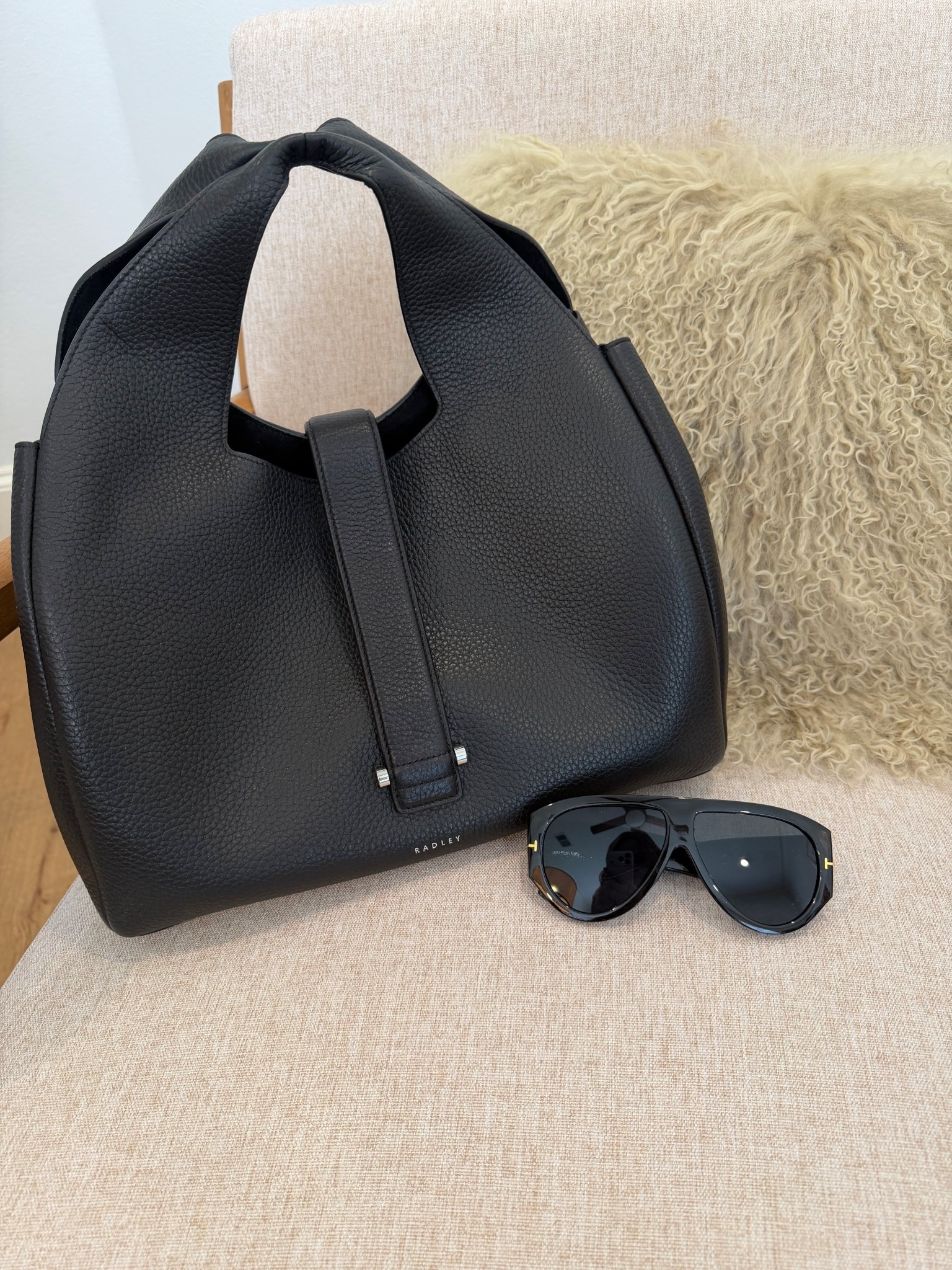 A moment for this beautiful black bag from Radley! The leather is perfection and the minimal hardware makes me feel like I can wear this with almost anything! Also did it mention it’s currently on sale for $196! 🙌🏻

#LTKItBag