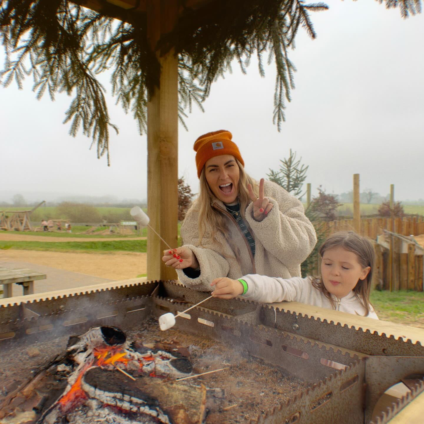 SANTA …. I know him 😛 @williamsdenplay you didn’t disappoint ! 

( as always all my outfit deets are saved in my Dec highlights girlies xxx ) 

1. You’ll find me at all the marshmallow toasting with no marshmallows because my kids ‘puppy eyed’ them off me 😂 ( true story )

2. The best treehouse I know right ! William is a lucky boy 🌳 

3. Aspen in his toy stuffing element … 

4. We named him ‘William’ because that’s the name of legends around here 😛

5. ELFIE ✨🎄

6. Tim’s honeycomb latte that was very photogenic 😂

7. ‘ Santa for Christmas I want boxing gloves ‘ 🥹🥊 that’s my boy 😂

8. Xmas 2025 family photo , 3/4 smiling is above the national average right ? 🤣

9. Mummy I want a treehouse like this in our garden 😅

10. Can’t beat the tire swings in the great British winter 🥶 haha 

11. Santa ? I know him 😛

12. Think we needed a bigger table !! We went homemade, wood fired pizzas with sweet potato fries, halloumi slices …. 2 kids meals and another margarita just for the road 🛣️ it was a great call ! 

13. Gingerbread decorating with our inhouse baker Baubles 👩‍🍳 

14. Chuffed that we got a moment with a delicious mince pie & a warm apple spiced tipple ( alcohol free for us ! )

15. If only this place was my actual house 😛 Me and Tim were already planning the layout 🤣

16. More evidence of the wood fired pizzas 🍕 🪵 ✨👌🏽

17. When Luna decided that actually she’d massively missed out on the toy making 😂 so back we went to …

18. THE MAKING OF FLUFFY THE HUSKY

19. Sneak peek at Santas East Yorkshire house 😛

20. The End ! Wishing you all the very best Merry Christmas !! Lots of love to you all & always girlies !!!!! Xxxxxxxxxxxxxxx

#mumstyle #mumlifeuk #mumlife #williamsden