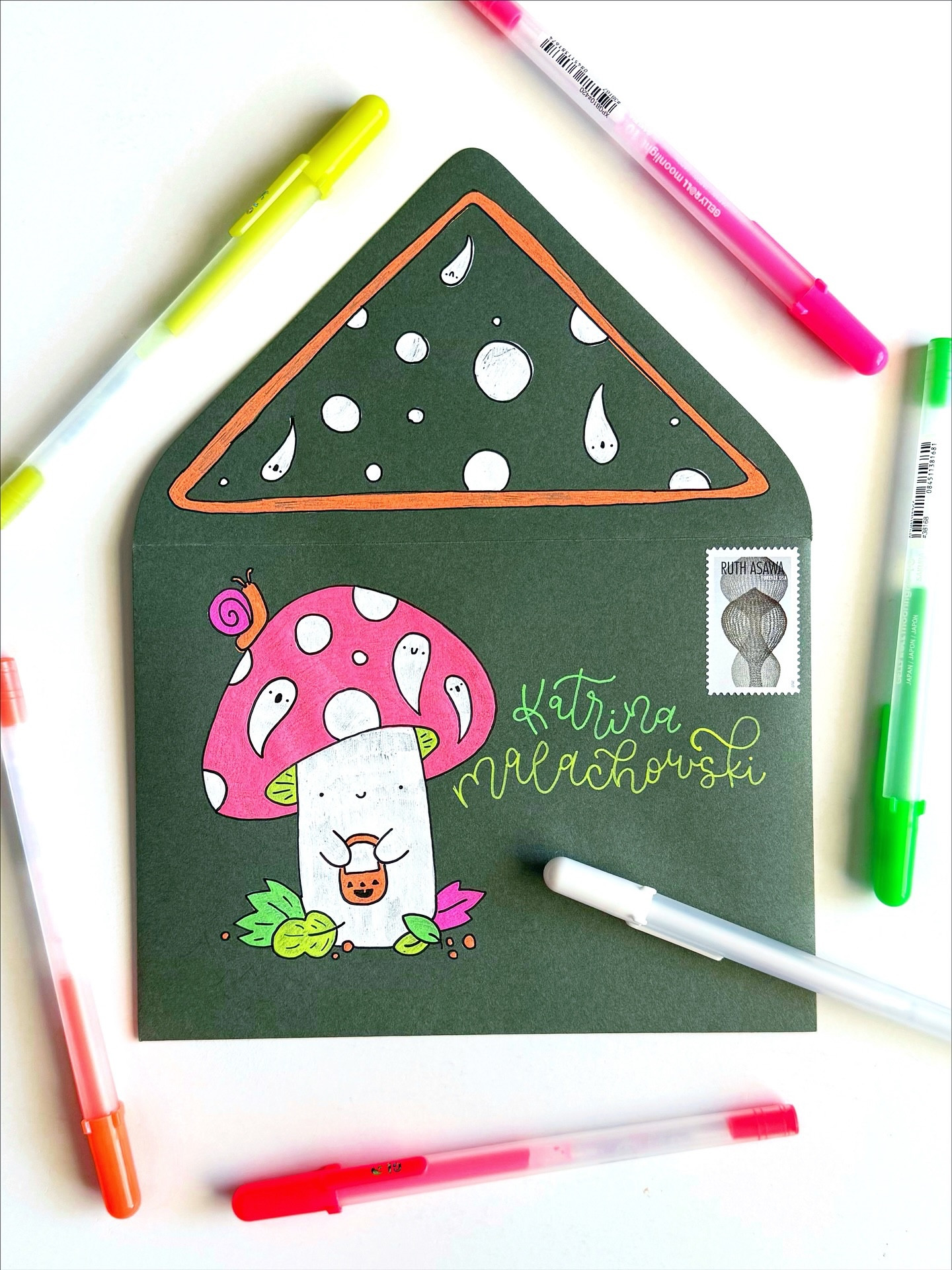 Day 25: Mushroom 🍄🎃🐌

My little mushroom is ready to go trick-or-treating all the way to @manicitaliccalligraphy’s house! I feel like I will need to redraw this and put it on a card design at some point. It turned out so cute!

🖊️: @sakuraofamerica Gelly Roll pens and Micron 08
✉️: @papersource envelope
.
.
.
#bewitchingenvelopes #bewitchingenvelopes2025
#papersource #bewitchingenvelopes #countdowntohalloween #halloweencountdown #halloween #halloweenlove @papersource #papersource #papersourcecreativecollective #mushroom #mushroomart #mushroomlove #cutemushroom #mushrooms🍄 #gellyroll #gellyrollpen #gellyrollpens #snailmailideas #handdrawnart