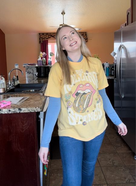 Oversized graphic tee, skinny jeans, casual outfit, mom outfit 

#LTKsalealert #LTKfindsunder50 #LTKbump