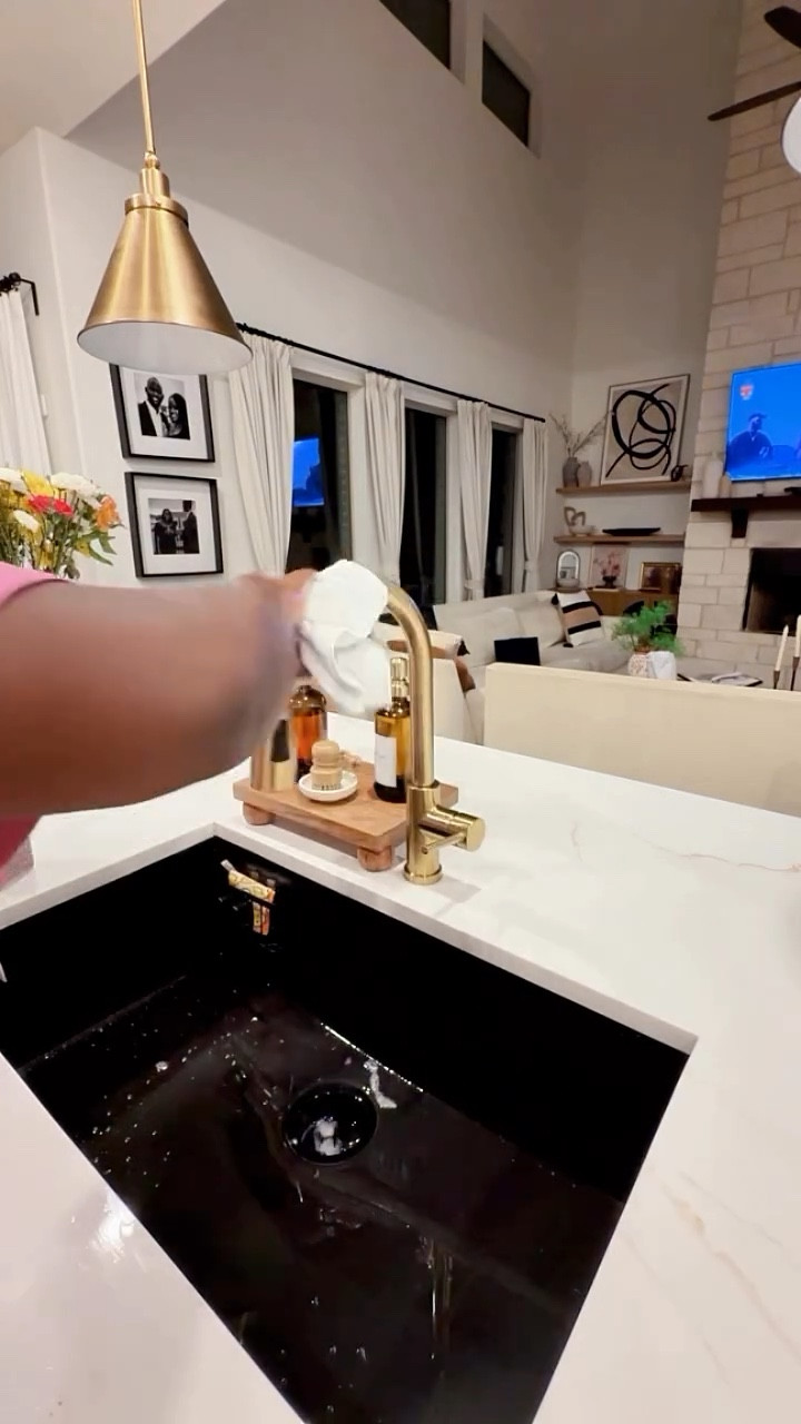 Kitchen evening reset 

#homemaking #homemaker #homedecor #homedesign #neutraldecor #organicmoderndecor #homesweethome #kitchenreset #kitchencleaning #cleanigmotivation #cleanhome
