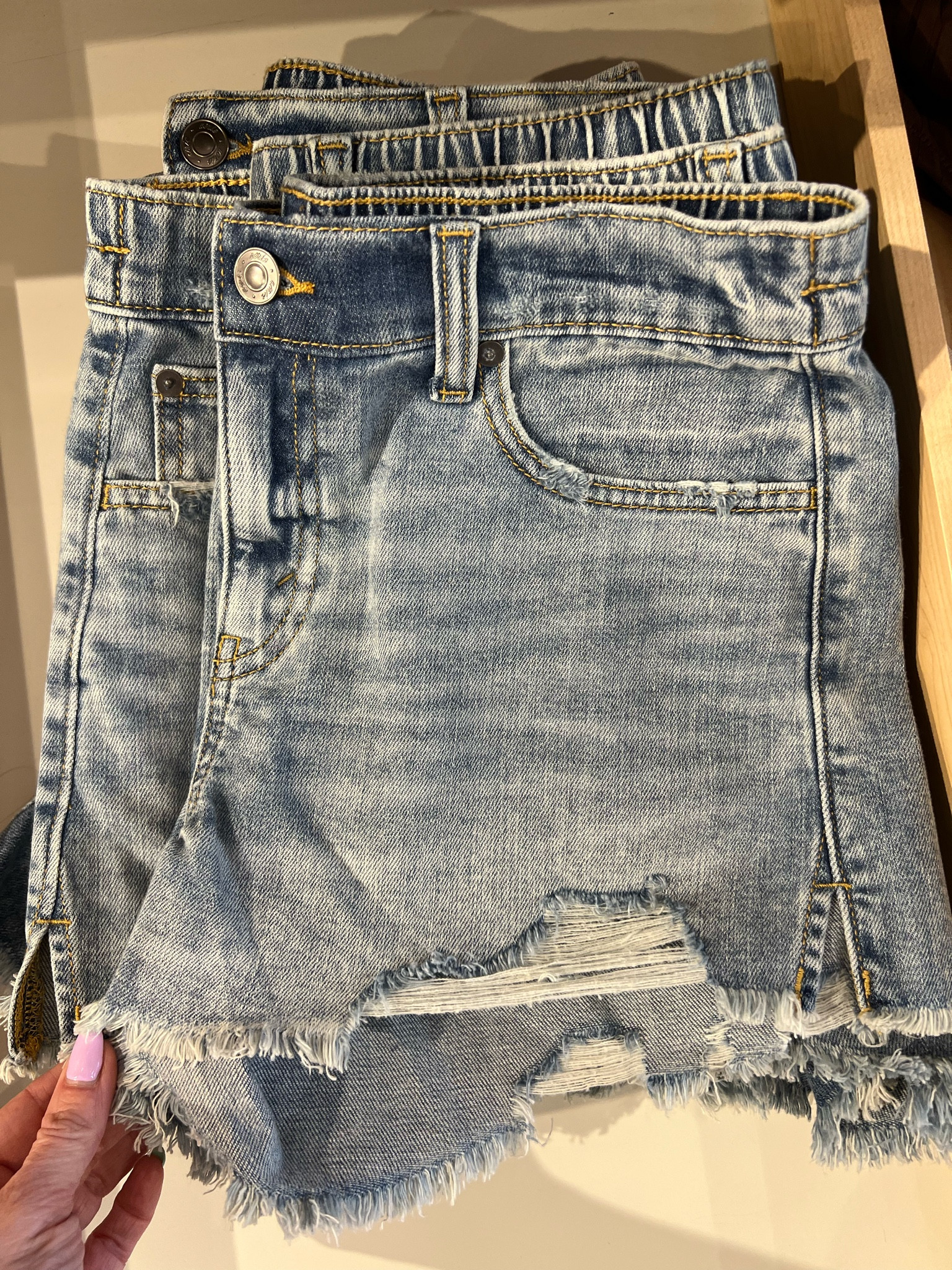 ae American Eagle aerie shorts are on sale up to 40% off . Perfect time for spring outfits that transition into summer
Outfits. #AEjeans #AEshorts #AerieReal @americaneagle 

I just snagged the laid-back '90s Boyfriend Short, love a high rise, and longer inseam for a vintage fit.

Stretch, but size up for comfort. 
Mid-weight structured denim with just enough stretch for everyday comfort
Waistband-free design
Medium wash
Ripped