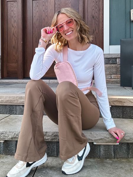 Pink Amazon sunnies on sale with code JENNAMC10
Brown leggings and outfits for soccer moms