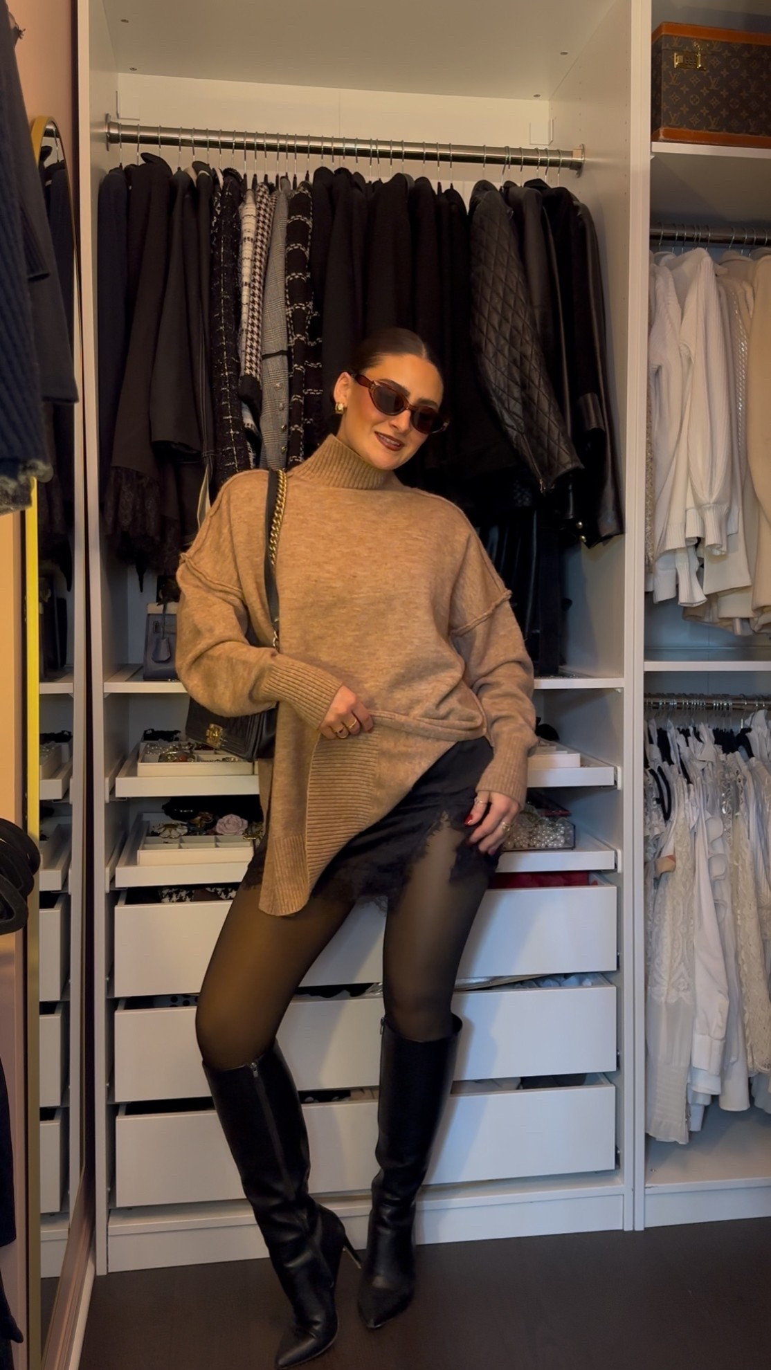 The original sweater was part of the set that I linked here! For just the sweater, I linked similar styles 😊

Commense discount code : savinavalentine_12