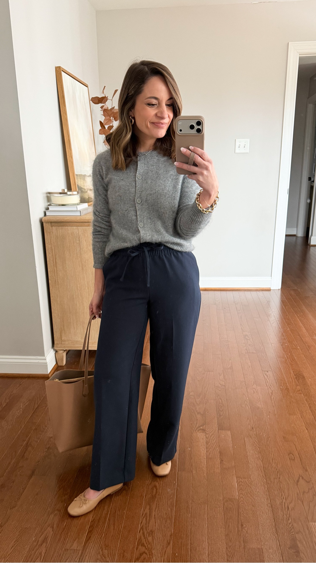 I finally found a pair of drawstring pants that work well for me! Mid-rise with an elastic drawstring waist. The fabric is thick so it’s appropriate for winter. 

Pants (BR Factory): petite xxs 10” rise / 27” inseam on petite xxs 
Sweater (Quince): xs 
Shoes (Sam Edelman): tts 

#LTKPetite