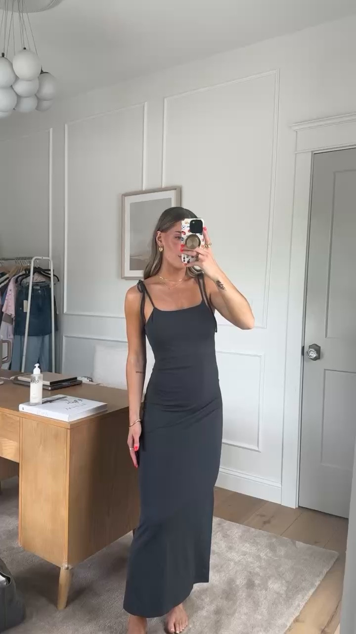 a great staple dress if you need one! Can be worn so many different ways (layered with sweaters, denim jackets or a plaid shirt for fall). 🤩


Fall Dresses
Midi Dress
Fashion Dress
 

 

#LTKSeasonal #LTKFindsUnder50 #LTKStyleTip