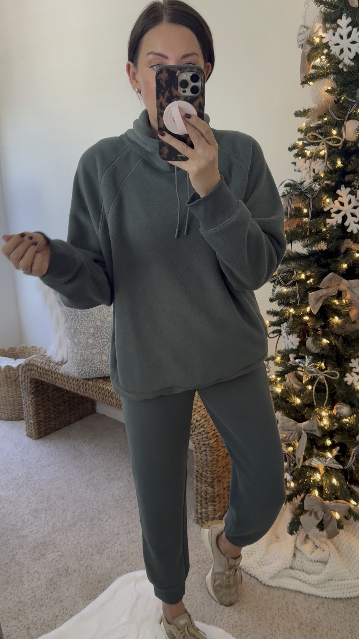 40% off old navy!!
**actually actually a small in pullover!! Go down if you’re between sizes-SO COZY!
Wearing a small in joggers— these are the bounce fleece joggers that we love in a new color. Looks like designer activewear, but currently so affordable!!


#LTKSaleAlert #LTKHoliday #LTKSeasonal