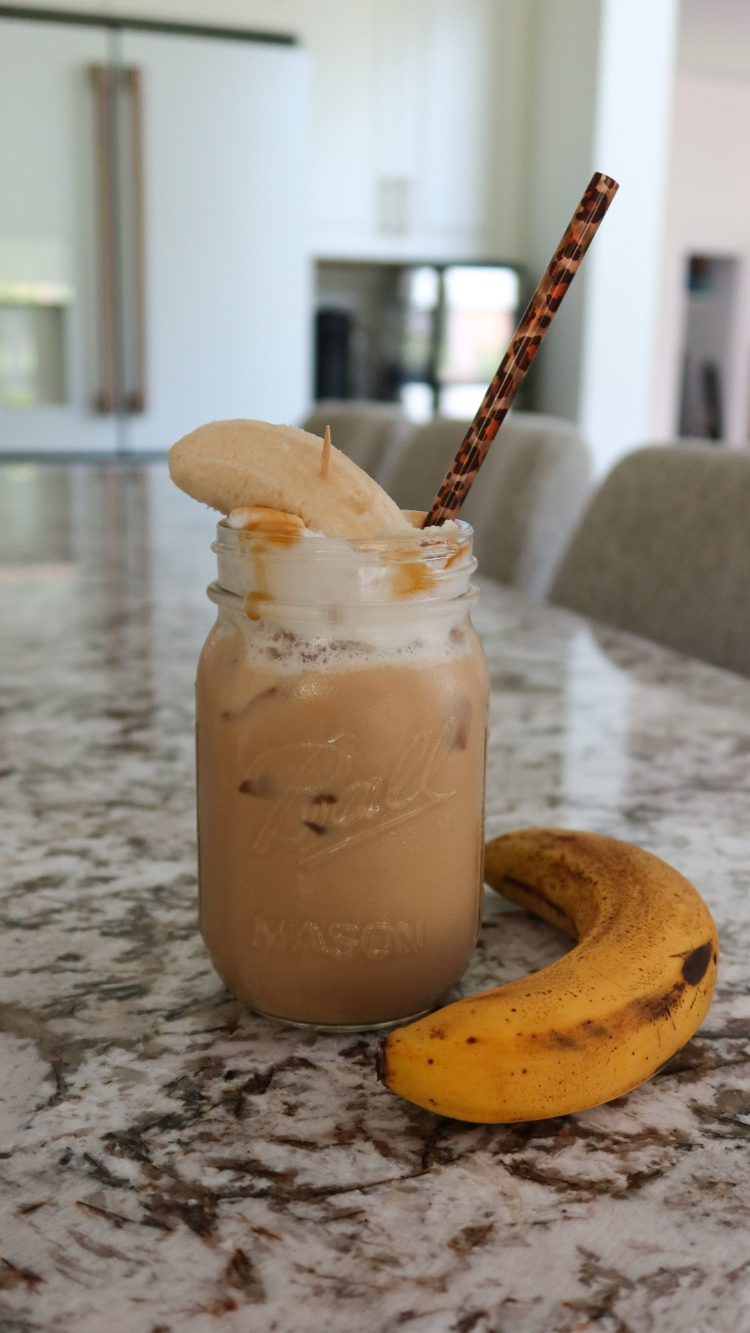 If weekend mornings had a signature drink, this would be it.🤎☕️🍌 Here’s how I make mine:

☕️ 1 Bianco Doppio espresso pod (my fav because it allows my lattes to be strong and flavorful) 
🧊 Lots of ice + brew espresso separately and let it cool for a few minutes first
🍌 Crème de Banana syrup: ~10 pumps (2.5 tsp)
🤎 Brown Sugar Cinnamon syrup: ~5 pumps (1.25 tsp)
(My syrup dispensers are ¼ tsp per pump, so this equals about 2½ tsp banana syrup + 1¼ tsp brown sugar cinnamon)
🥛 Oatmilk (this helps give it that good banana bread flavor) +  I also add a splash of sweet cream creamer for extra cozy vibes.
✨ caramel drizzle can be added in the cup or on top (depends on the day 😜)
🍌 Garnish with a banana for some extra flavor 

*Top with any cold foam you love! I’ve even made banana cold foam before by adding banana syrup to the foam and it was SO good.🤤

Save this for your next weekend coffee! Are you trying this?👇🏼

#LTKmorningroutine