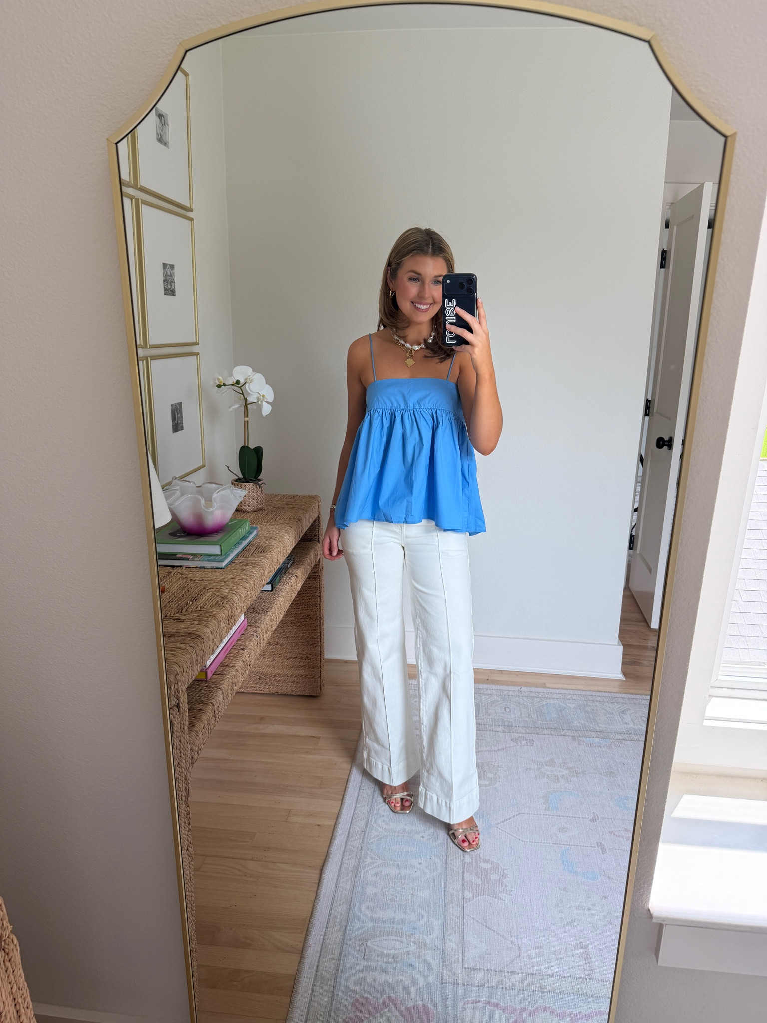 Summer outfit with white jeans! Wearing a S in top and 26 in jeans
