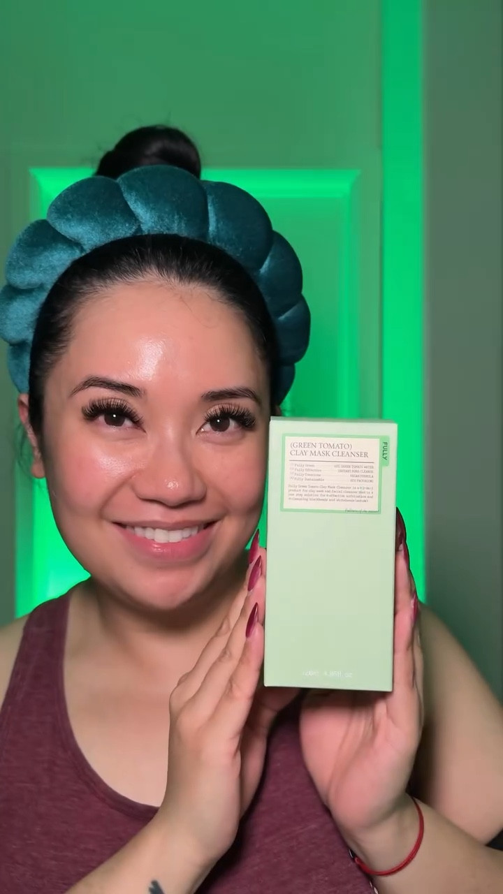 POV: what I hear in my head when a Taylor Swift song comes on. 🎤

While the concert is happening in my brain, I’m using the **Fully Green Tomato Clay Mask Cleanser — a viral Korean skincare clay mask that deep cleans pores, removes excess oil, and helps with blackheads for smoother, glass skin.

Leave it on for 2 minutes as a clay mask, add water, and it transforms into a foaming cleanser for the easiest pore care routine. 🌿 @fully_global 

 #CardiBGreenMask #PoreMask #MaskCleanser #greentomatoclaymask