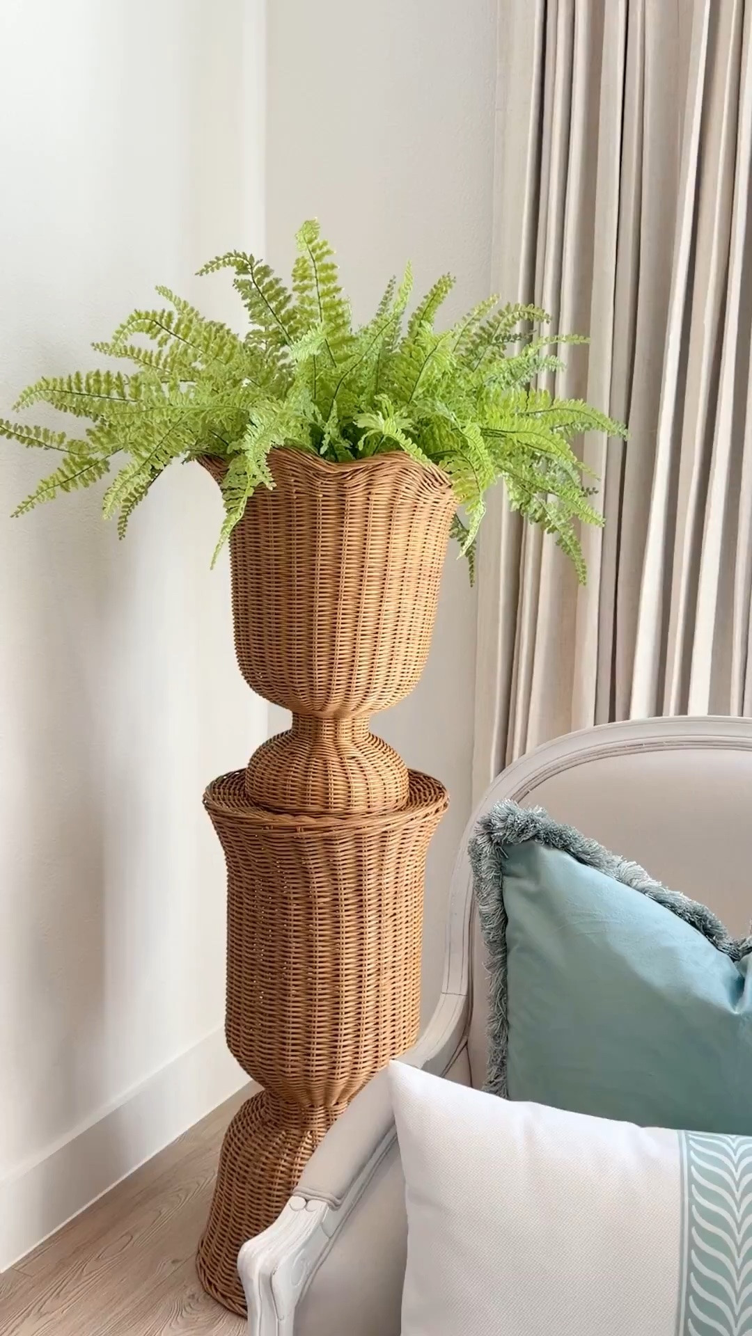 Similar wicker urn and pedestal on sale 🤍 drop in fern
