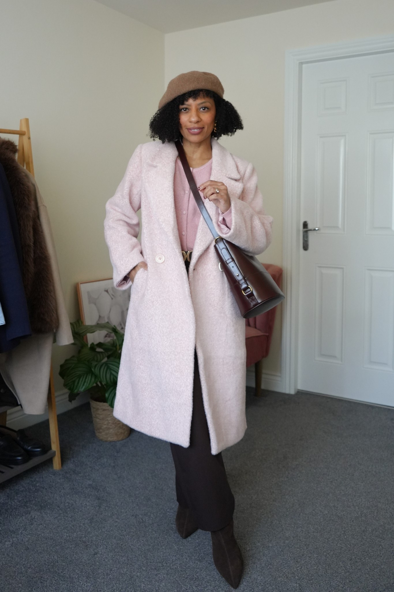 Pink and brown petite winter outfit

Fatface coat
Sézane Gaspard Cardigan
Abercrombie Sloane trousers
Sézane Gary bag 
Fatface boots 


#LTKwinter #LTKpetite #LTKuk