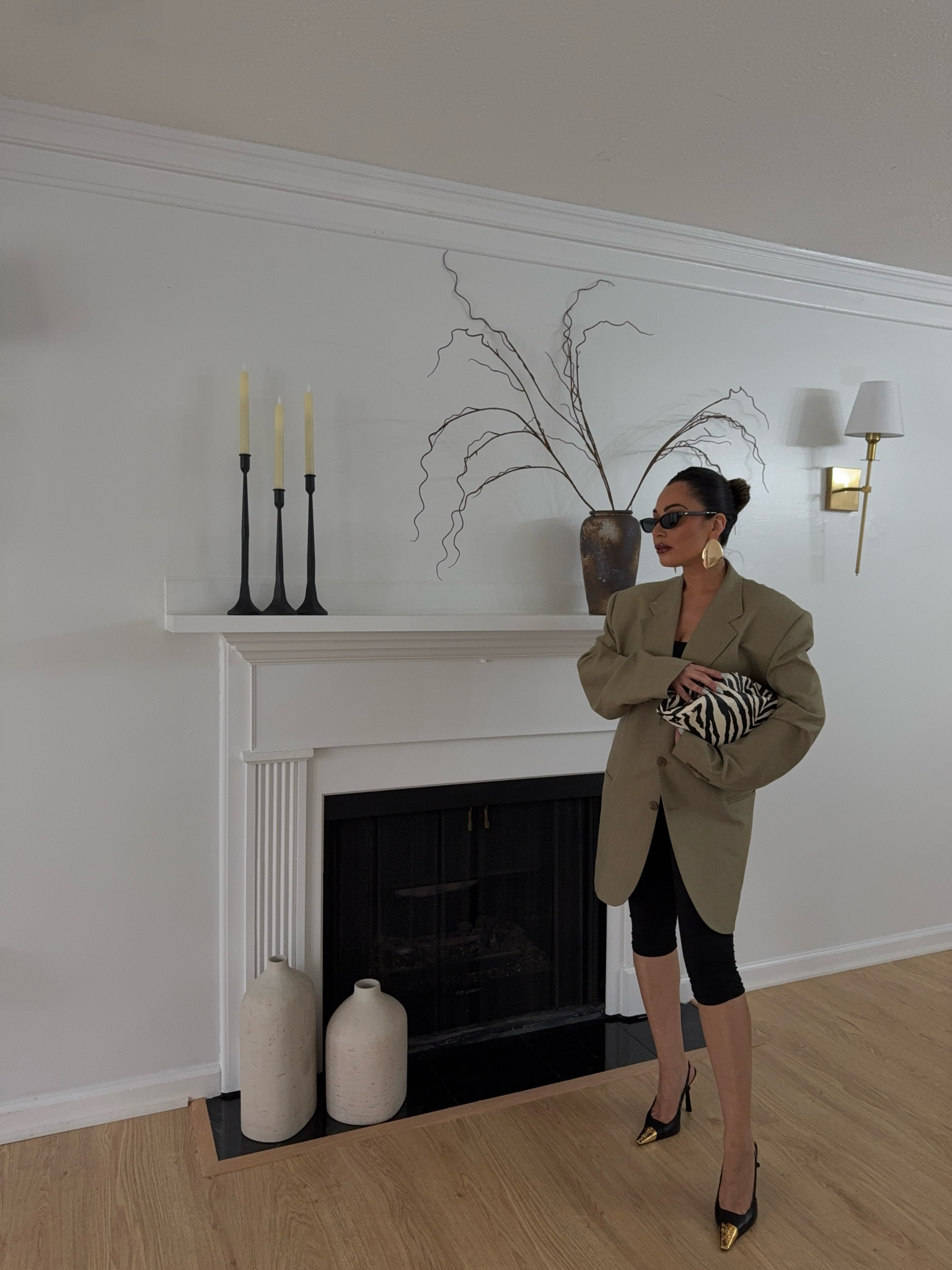 Amazon home, chic home decor, minimal home decor, black capri pants, gold toe heels, gold wall sconces

#LTKHome #LTKFindsUnder50