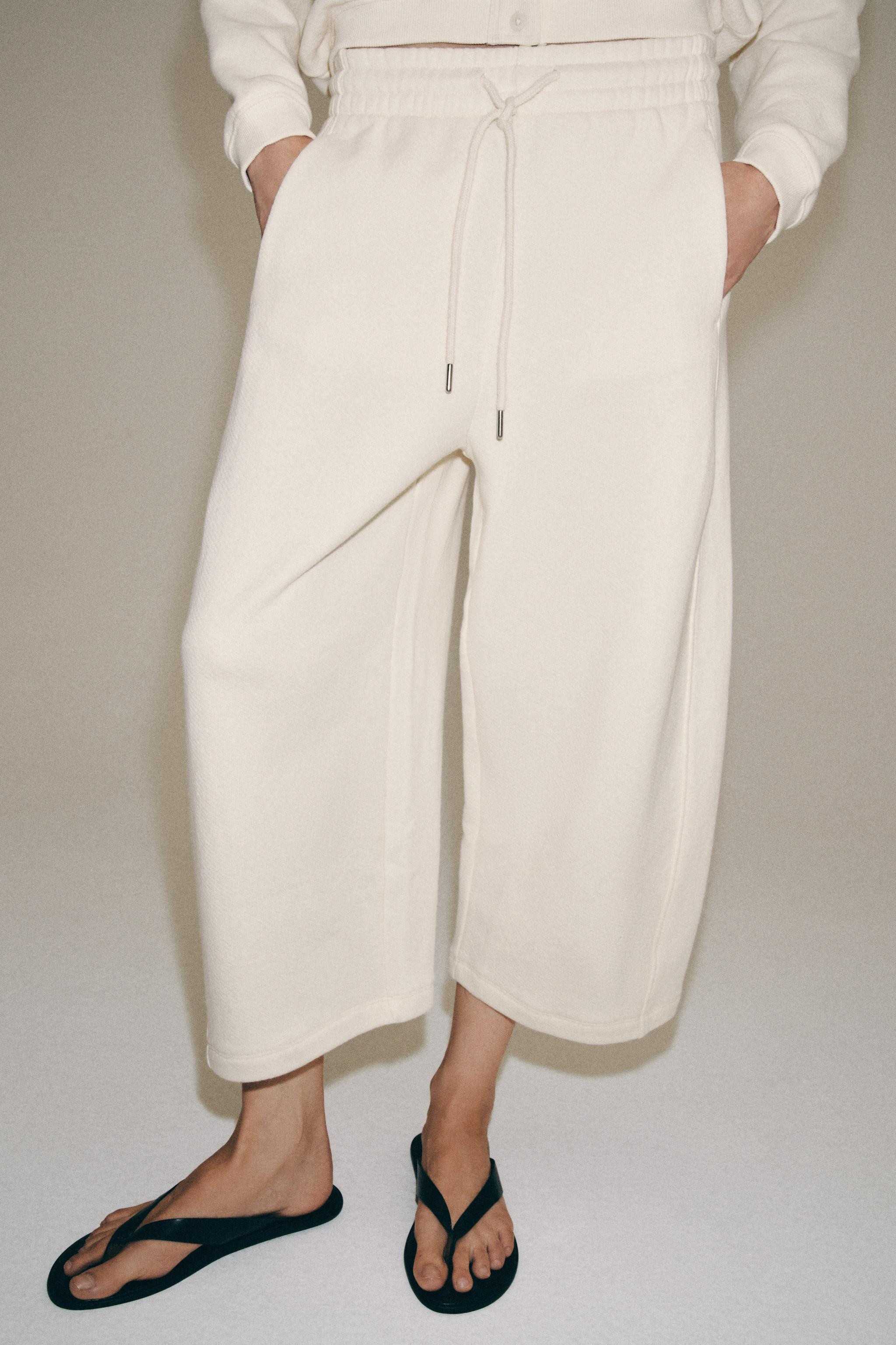 Pants crafted with a cotton main fabric. Mid-rise with an adjustable drawstring elastic waistband... | Zara US