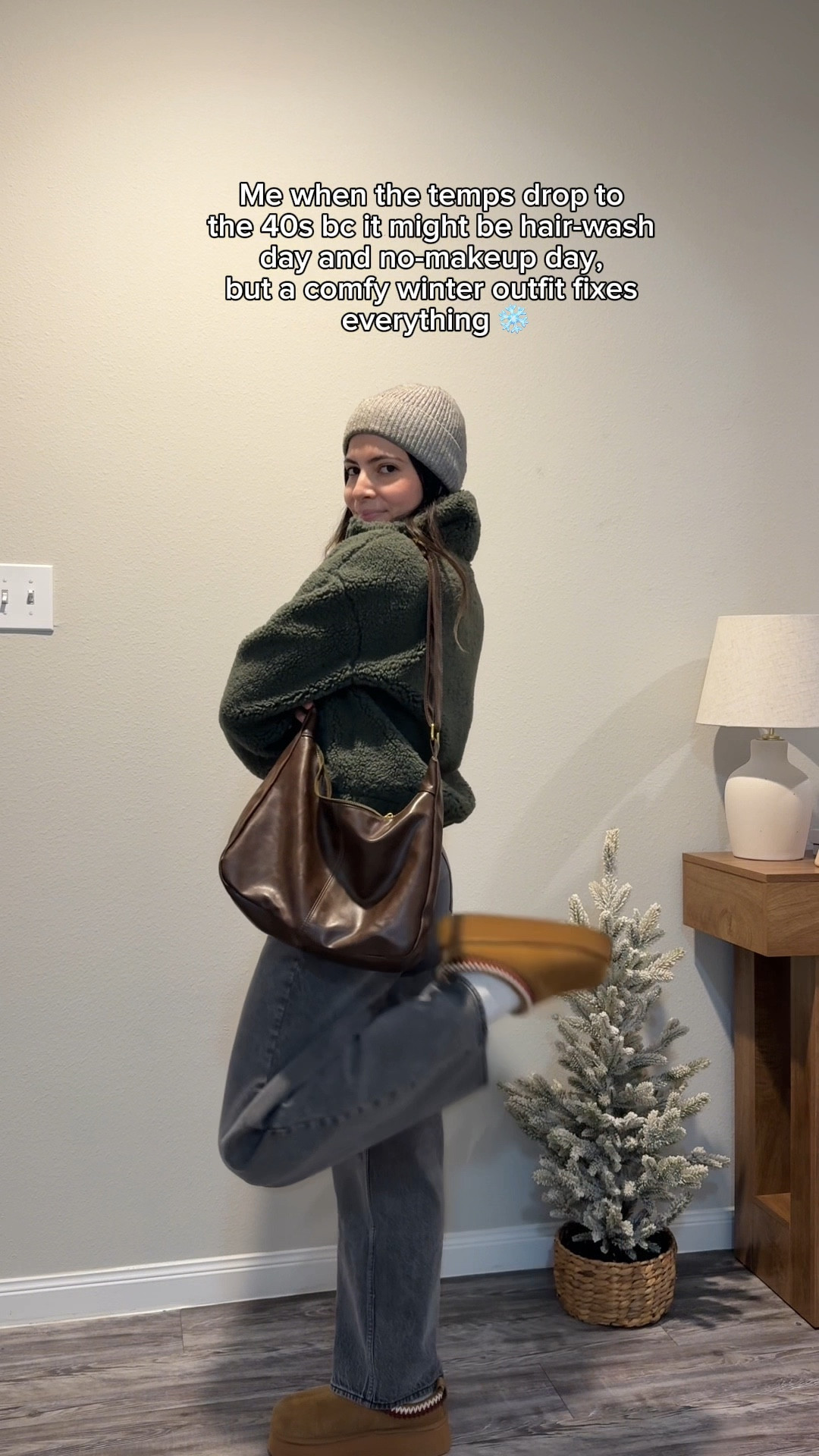 Cozy winter ootd ❄️


Sherpa jacket, grey jeans, 90s high rise loose jeans, Abercrombie jeans, suede slippers platform 