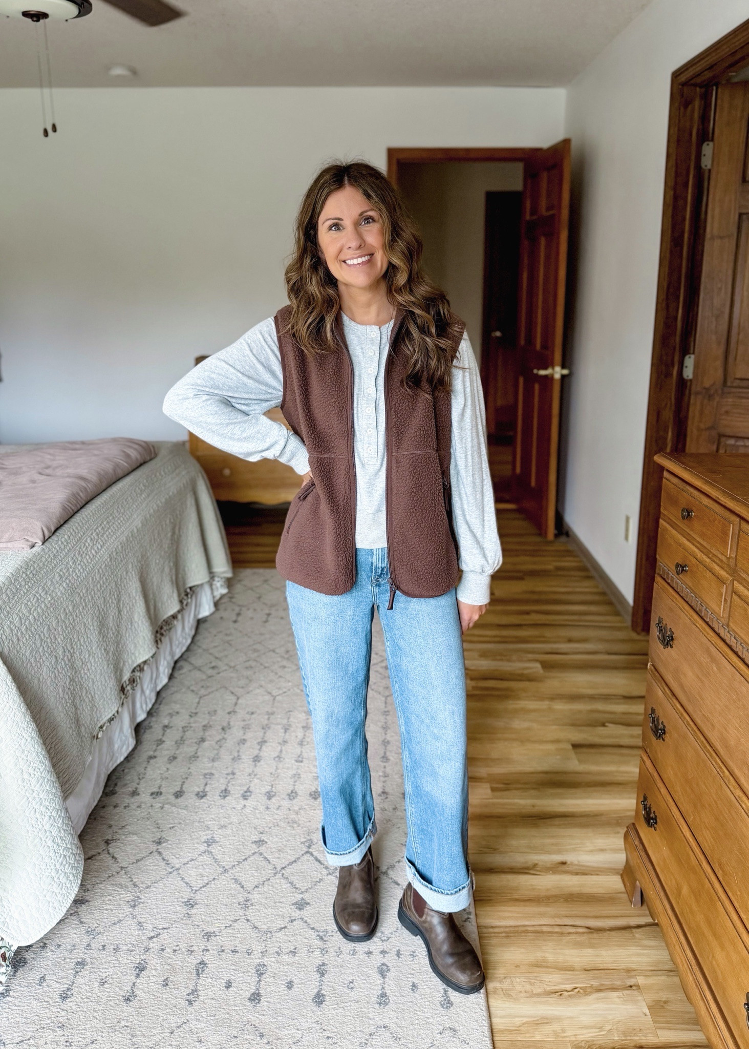 Comfy sherpa vest outfit🤎 perfect for moms!

Xs in my Henley top, small in my Sherpa vest and 24 short in my jeans. My blundstone boots are size 6