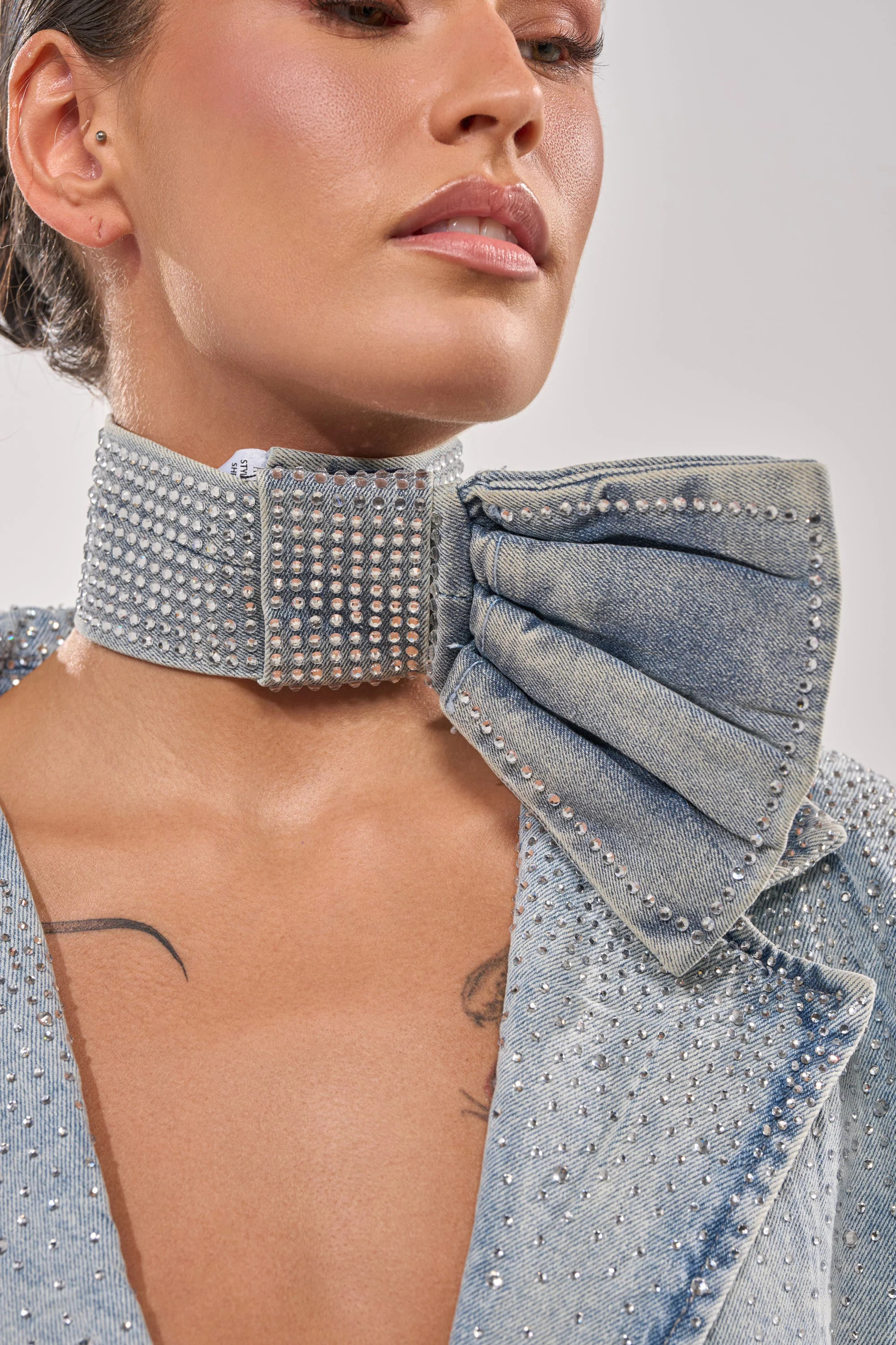 WITH A BOW DENIM NECKLACE | AKIRA