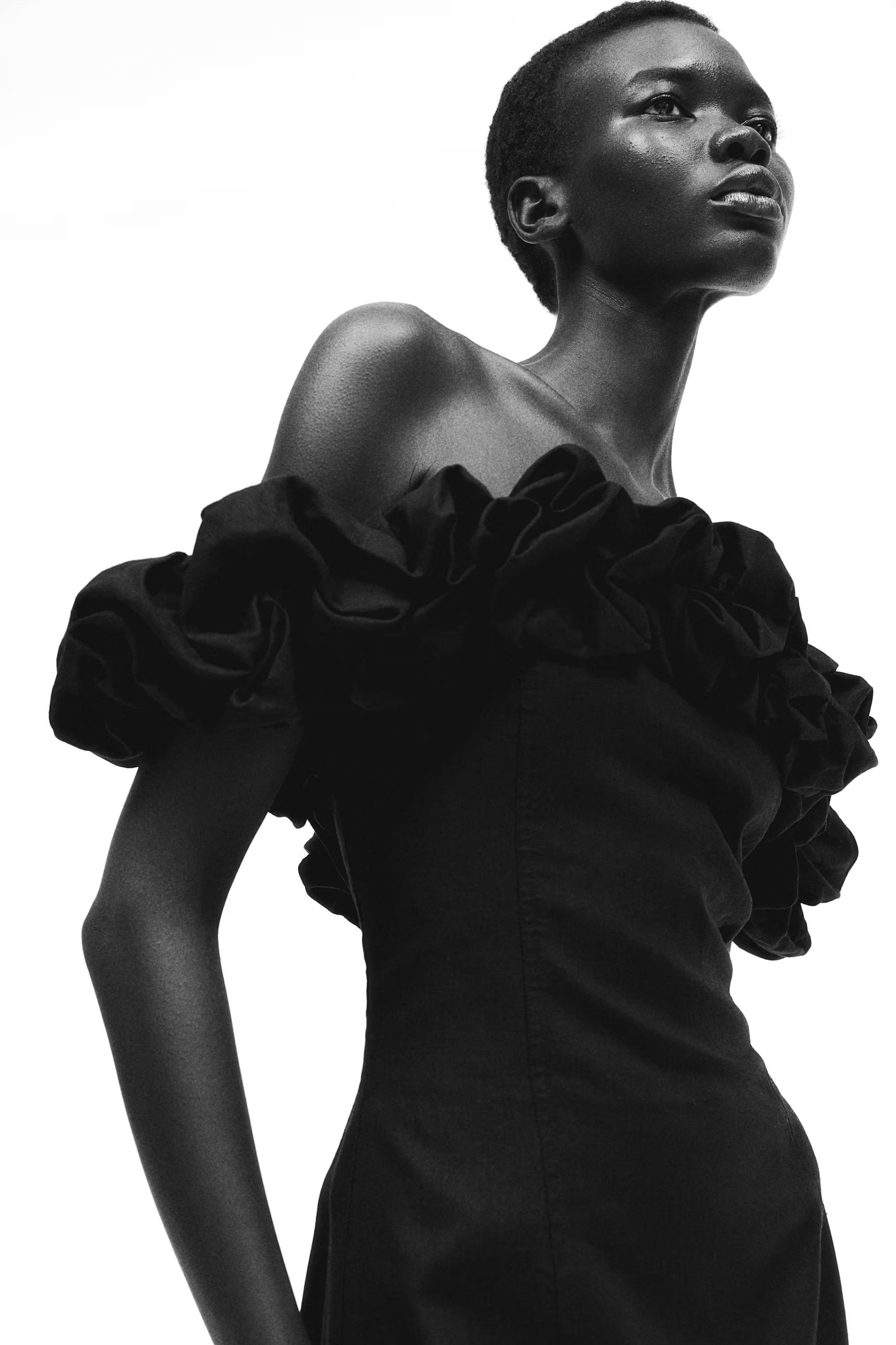 Schulterfreies Kleid mit Volants - Schwarz - Ladies | H&M AT | H&M (DE, AT, CH, NL, FI)